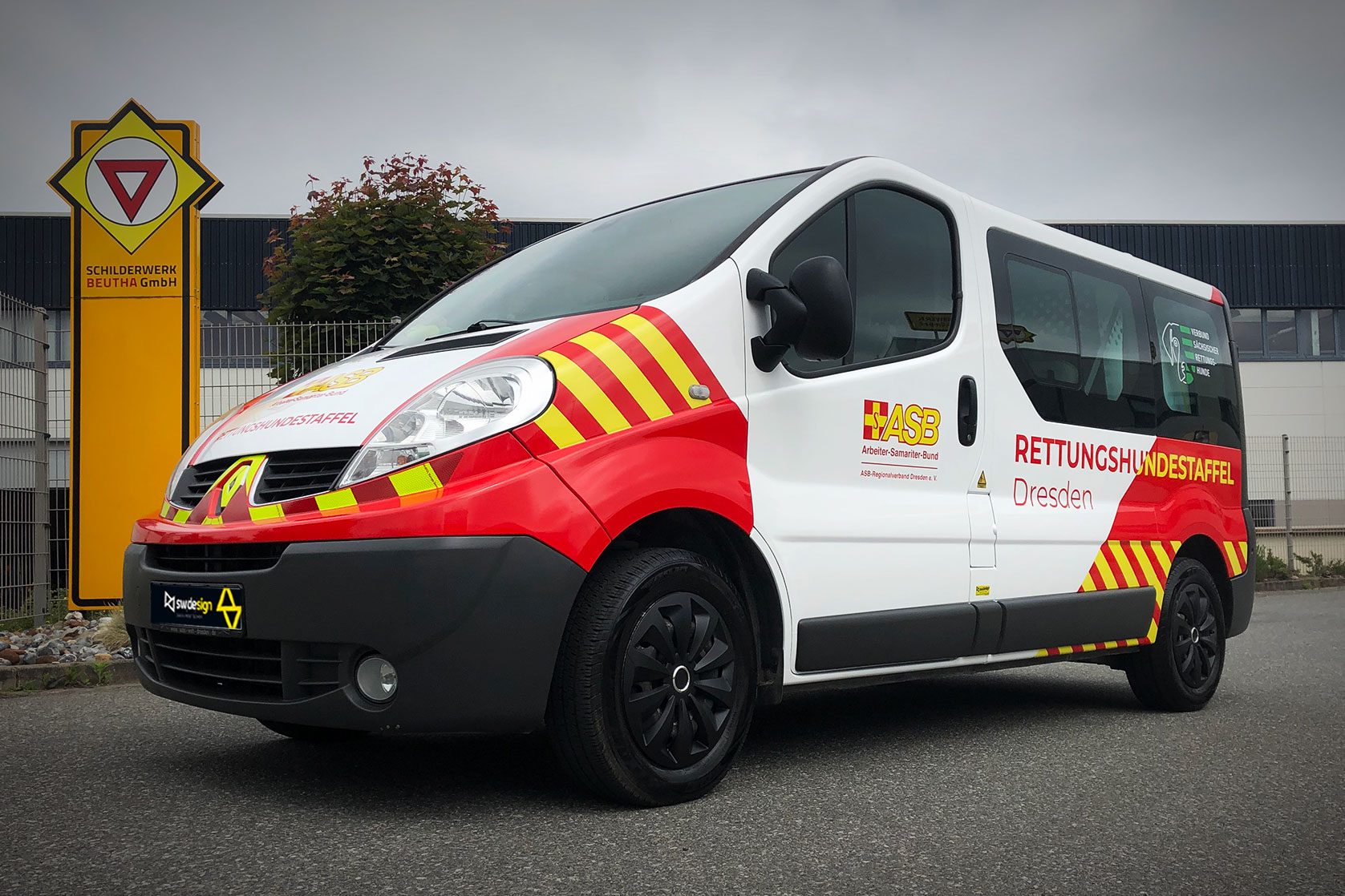 Einsatzfahrzeug der ASB Rettungshundestaffel Dresden mit roter Warnmarkierung