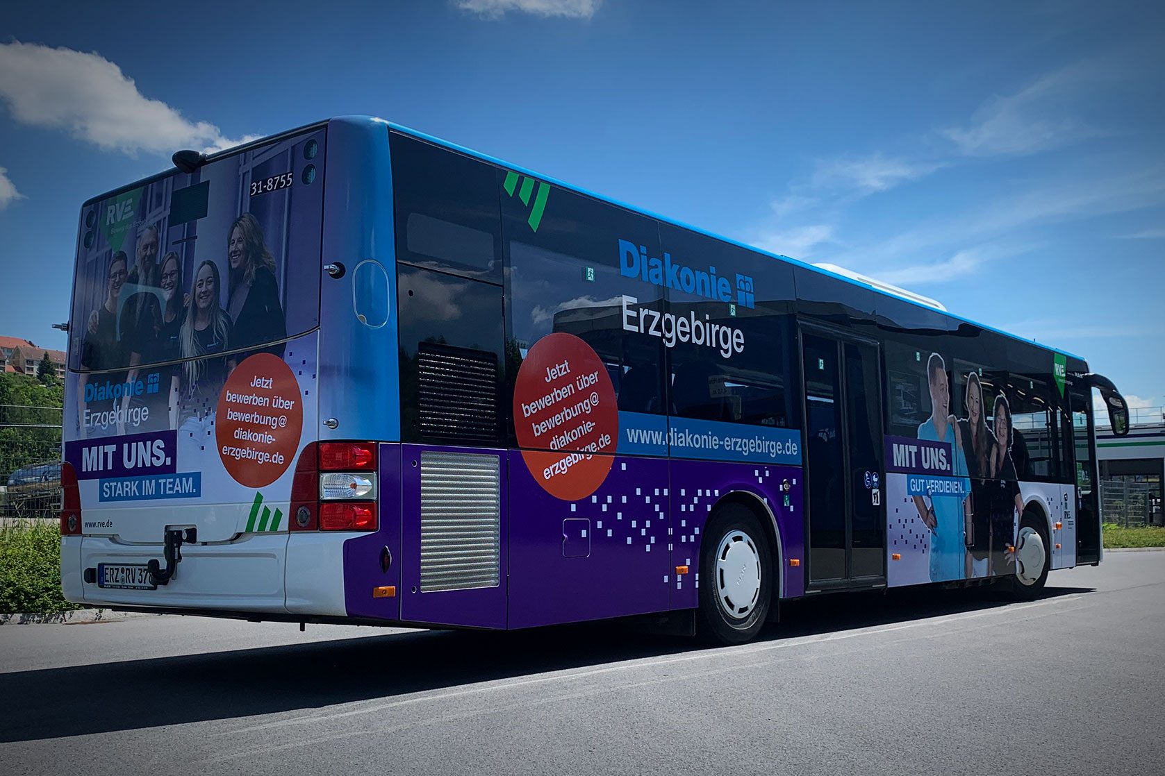 Bus mit Diakonie Erzgebirge Vollfolierung und Recruiting-Botschaft