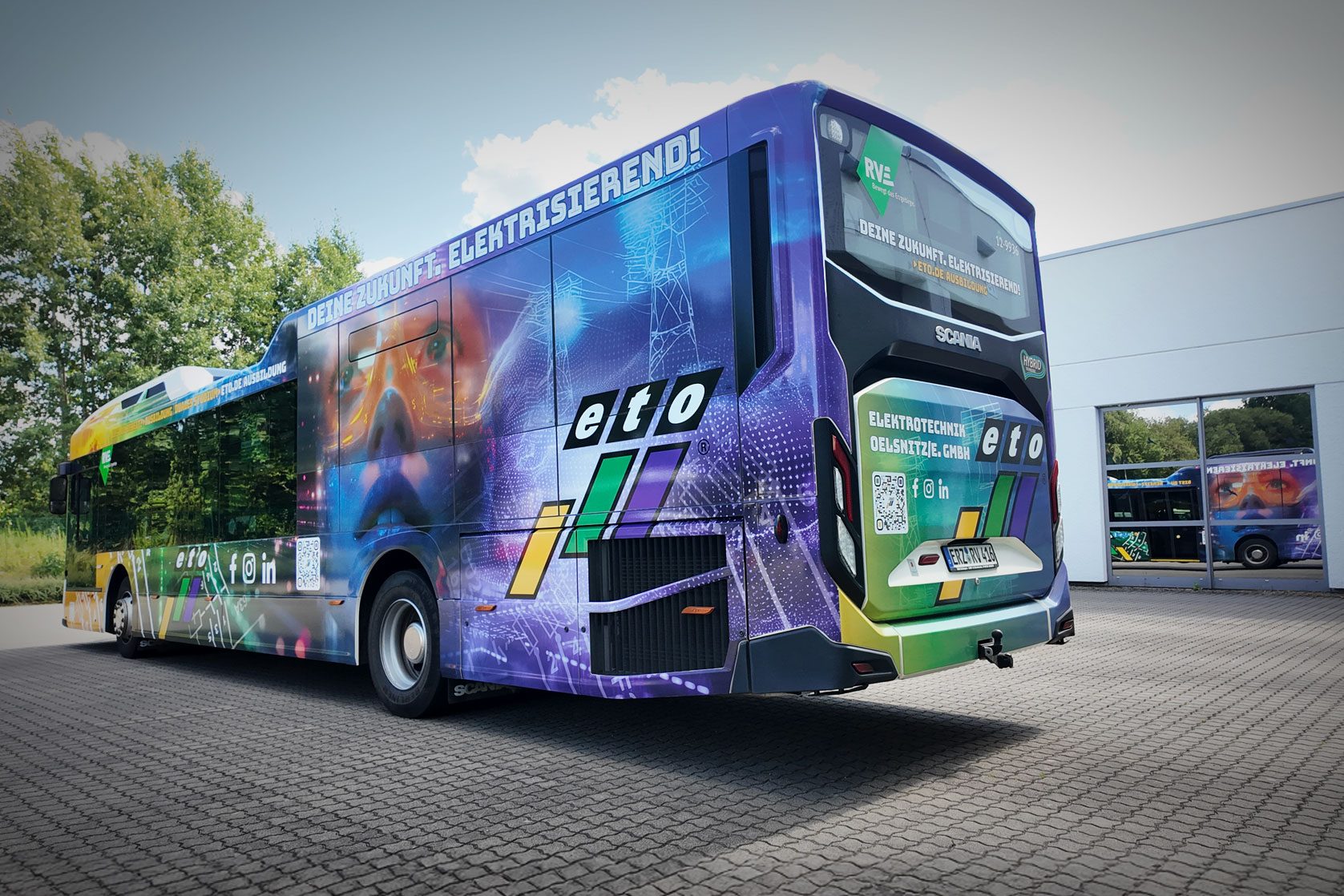 Ausbildungsbus von eto mit vollflächiger, bunter Werbefolierung und Slogan