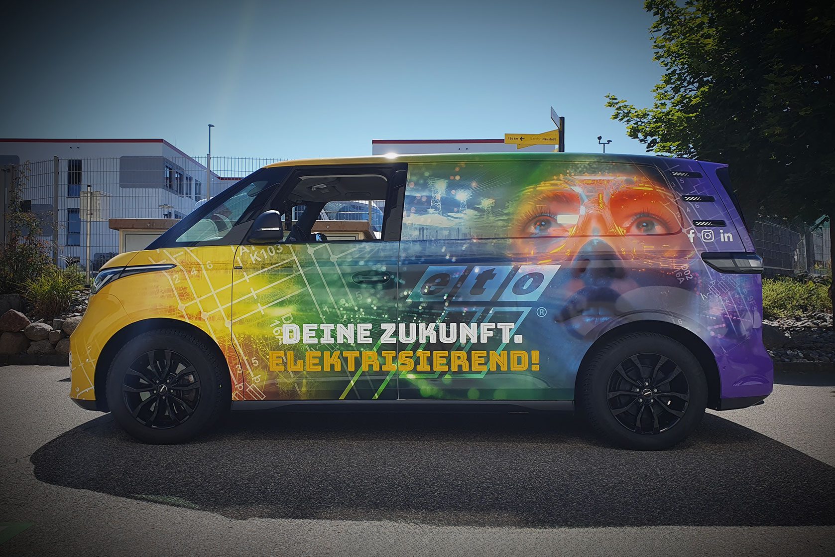 VW ID. Buzz mit auffälliger ETO Ausbildungsfolierung in Neonfarben