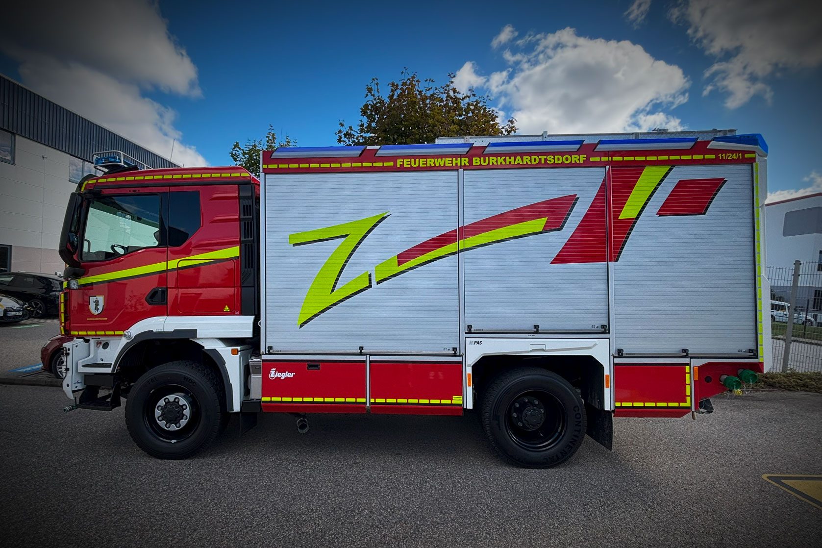 Feuerwehr Burkhardtsdorf Fahrzeug mit auffälliger Z-Grafik in Neonfarben