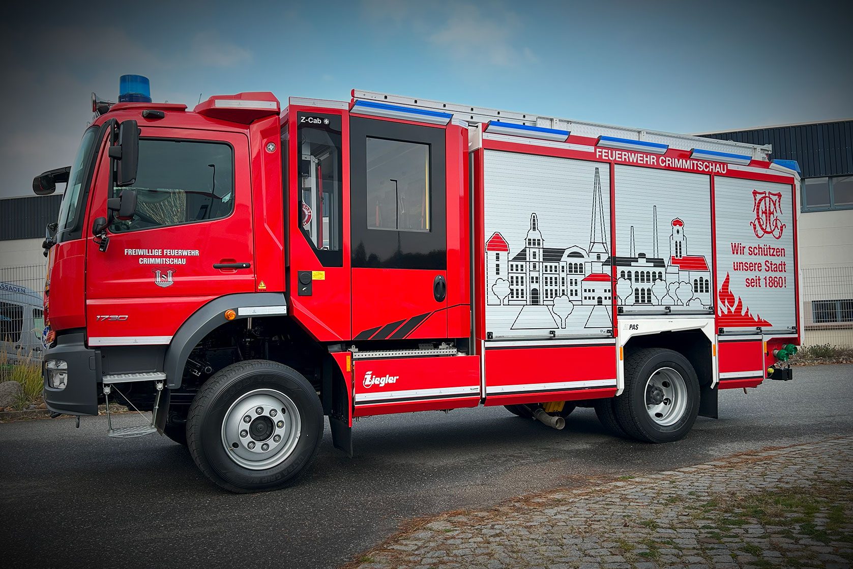 Feuerwehrfahrzeug Crimmitschau mit Folierung der Stadtsilhouette und Leitspruch