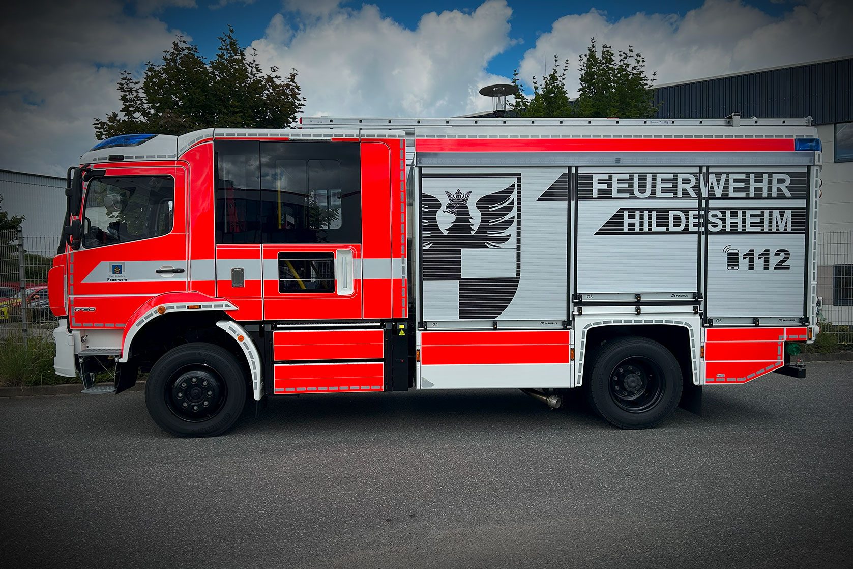 Seitenansicht Feuerwehrfahrzeug Hildesheim mit Stadtwappen-Folierung
