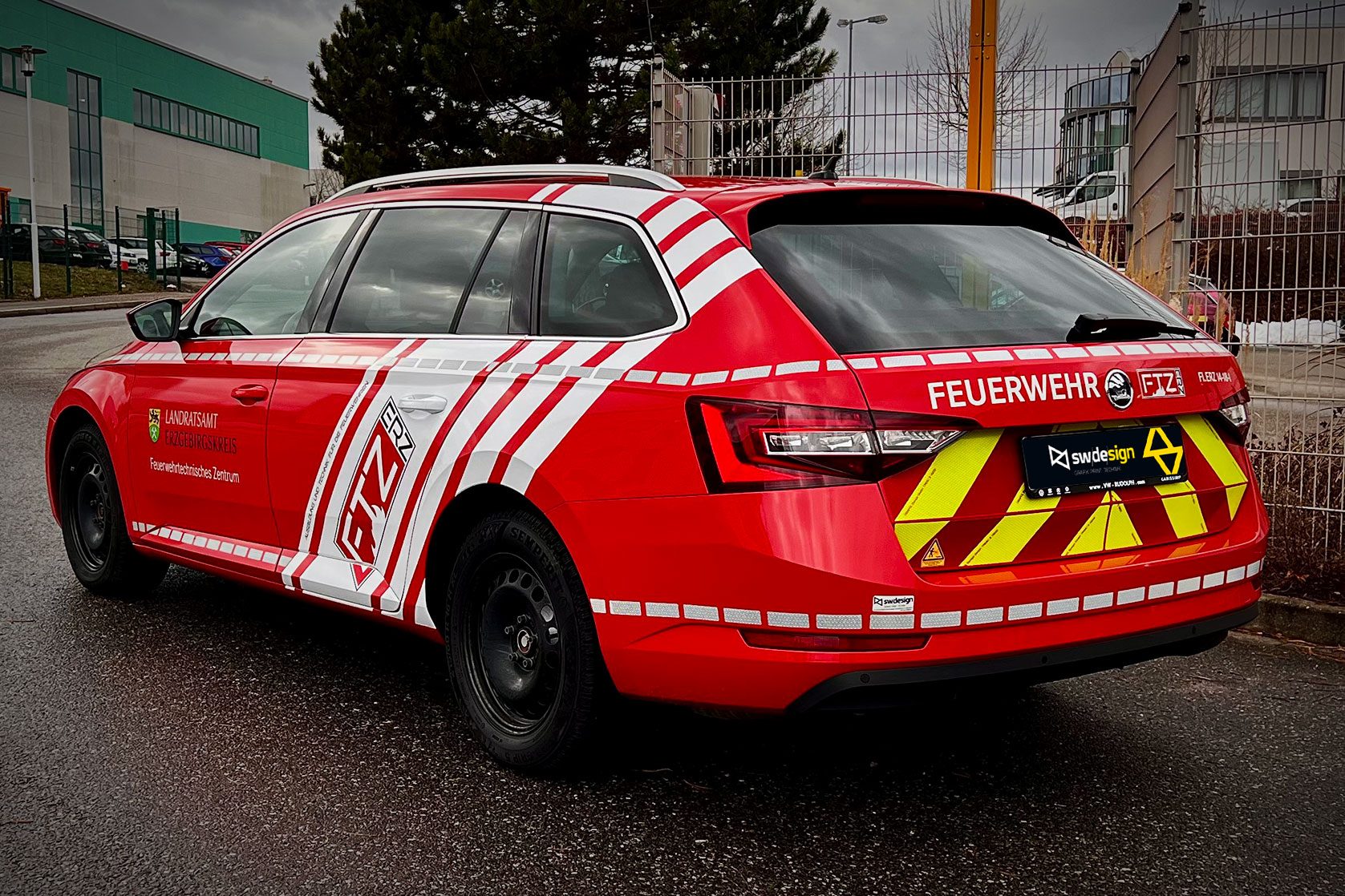 Feuerwehrfahrzeug des FTZ Erzgebirgskreis mit auffälliger Streifen-Folierung