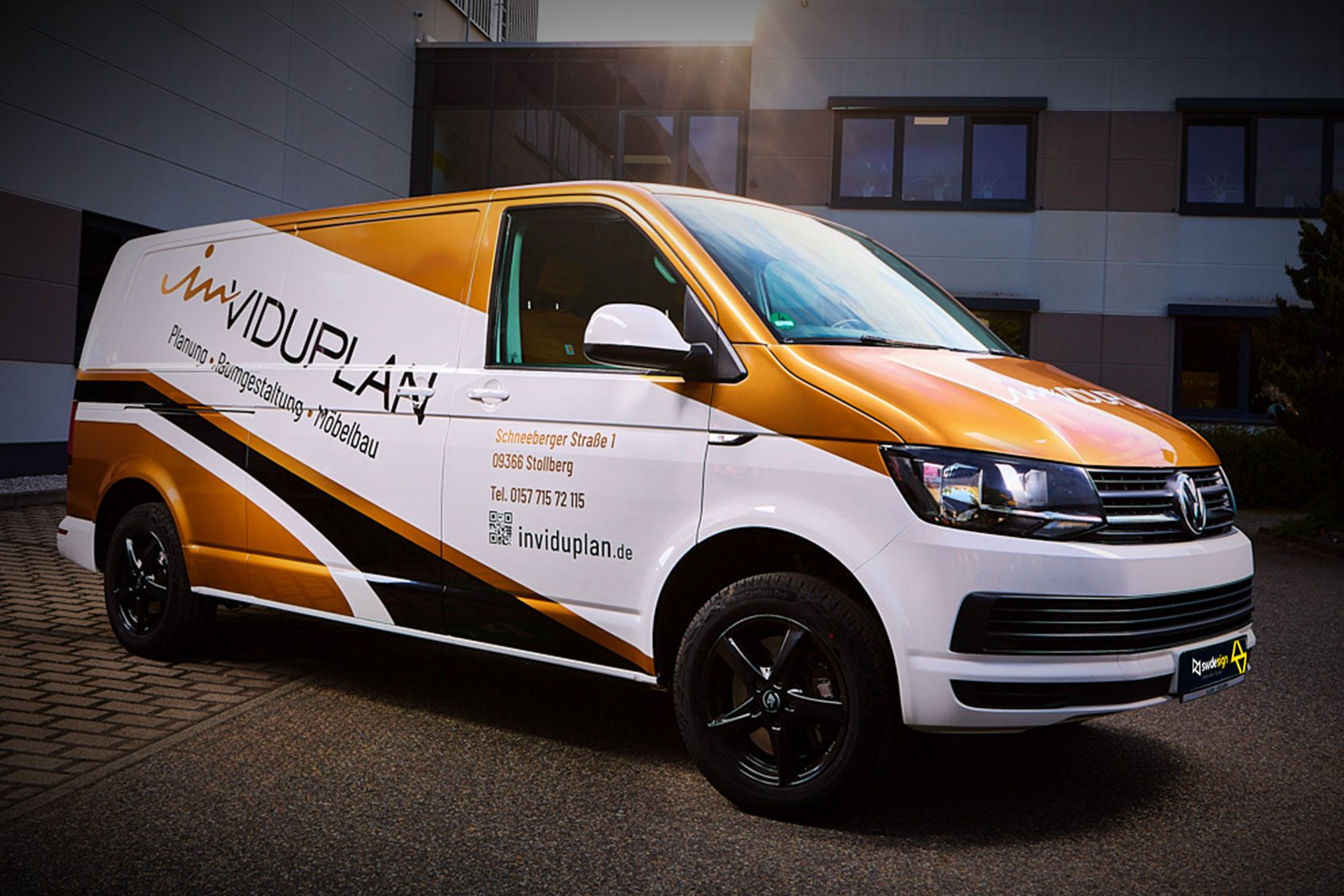VW Transporter mit stilvoller Beschriftung für Individuplan Stollberg