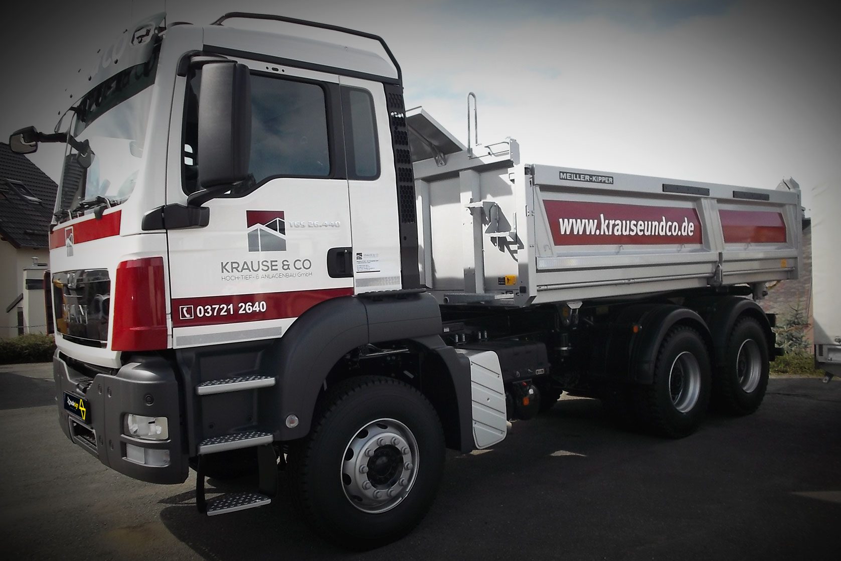 MAN-LKW mit KRAUSE & CO Fahrzeugbeschriftung und Kippanhänger