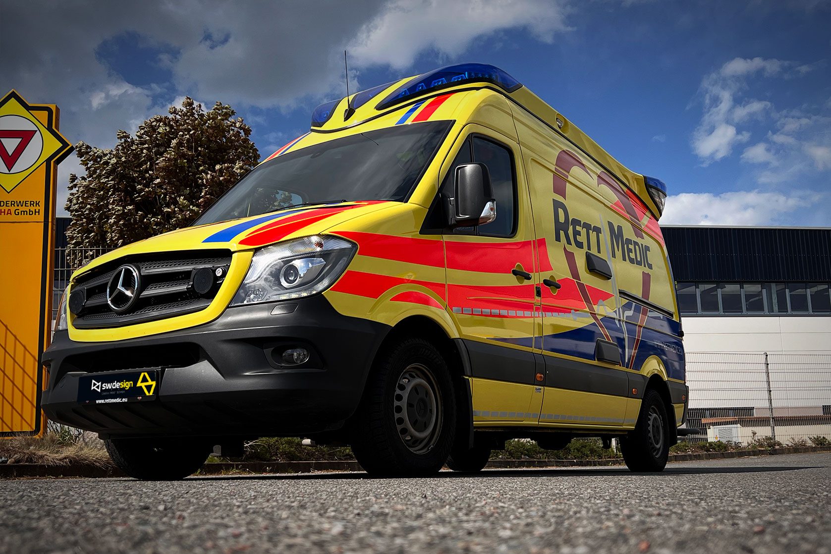 Mercedes-Benz Sprinter mit auffälliger gelb-roter Folierung für Rett Medic