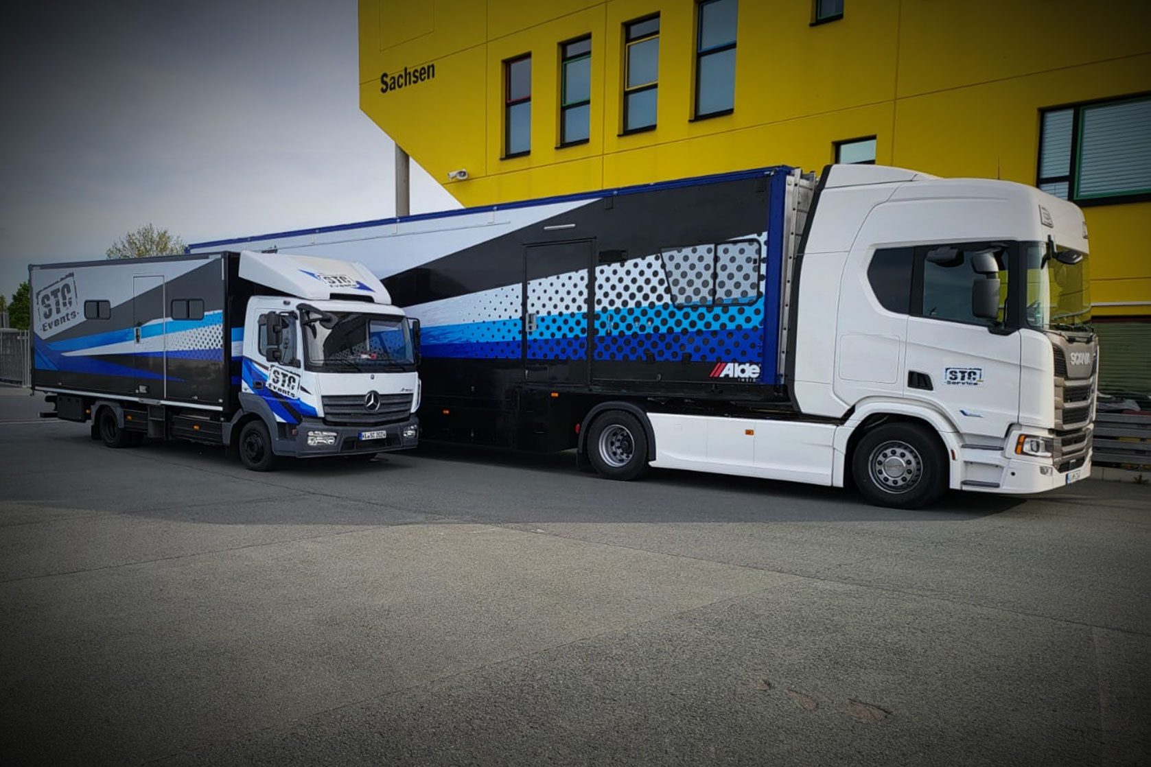 Zwei STC-Fahrzeuge mit dynamischer Racing-Folierung in Blau-Schwarz