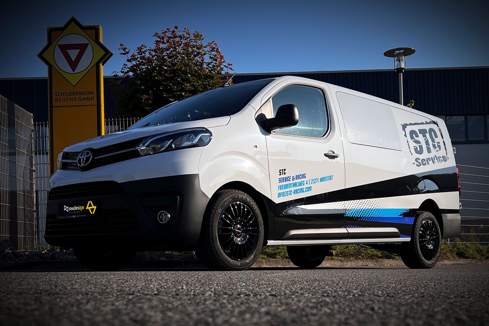 Toyota Proace mit dezent-dynamischer Fahrzeugbeschriftung von STC Service