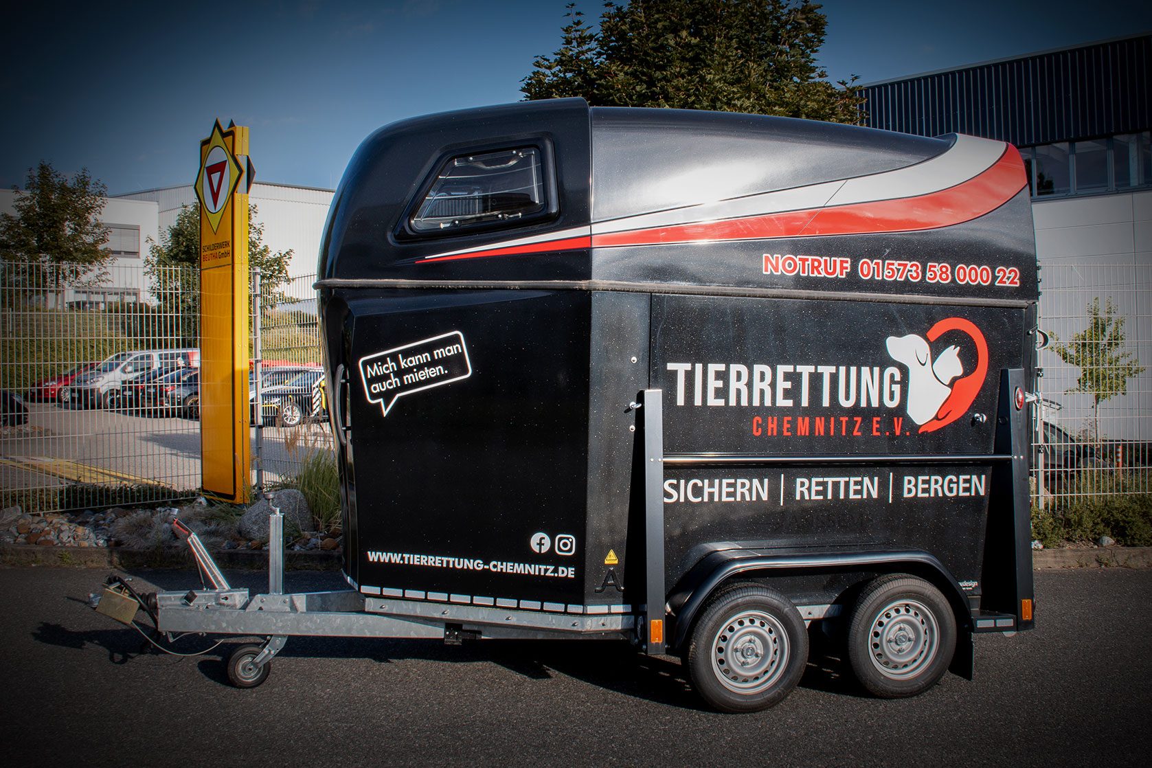 Anhänger mit Fahrzeugbeschriftung der Tierrettung Chemnitz e. V.