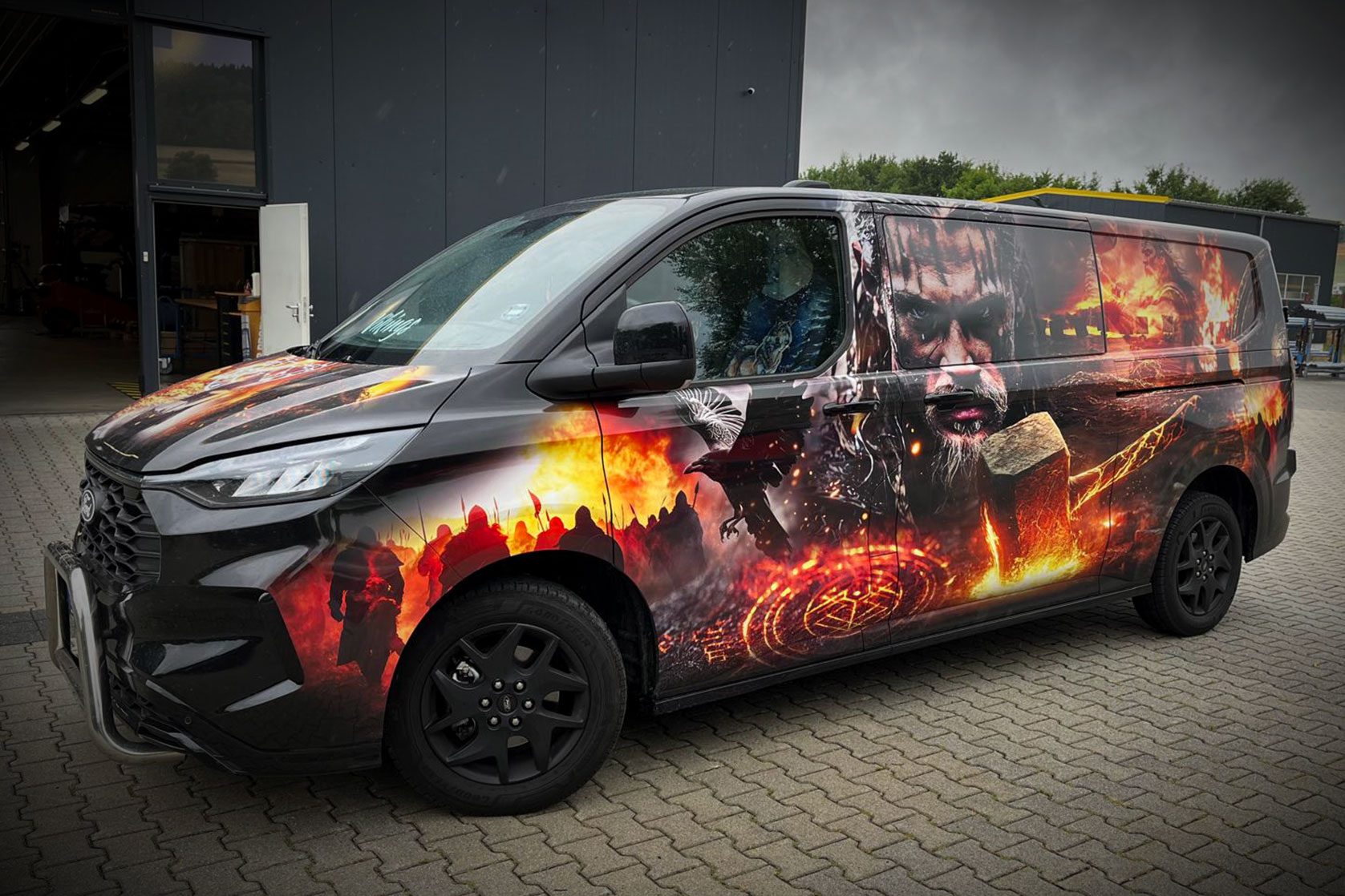 Ford-Transporter mit vollflächiger Motivfolierung im Fantasy-Stil