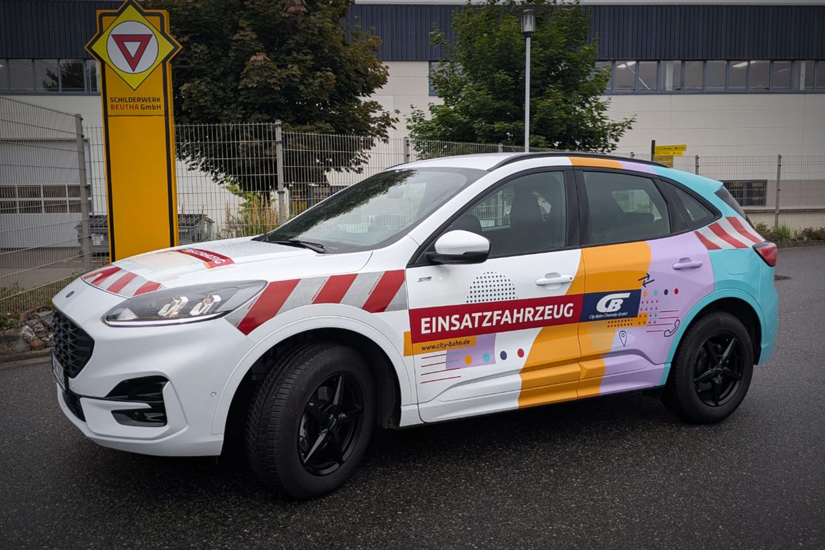 Ford Kuga als buntes Einsatzfahrzeug der City-Bahn Chemnitz