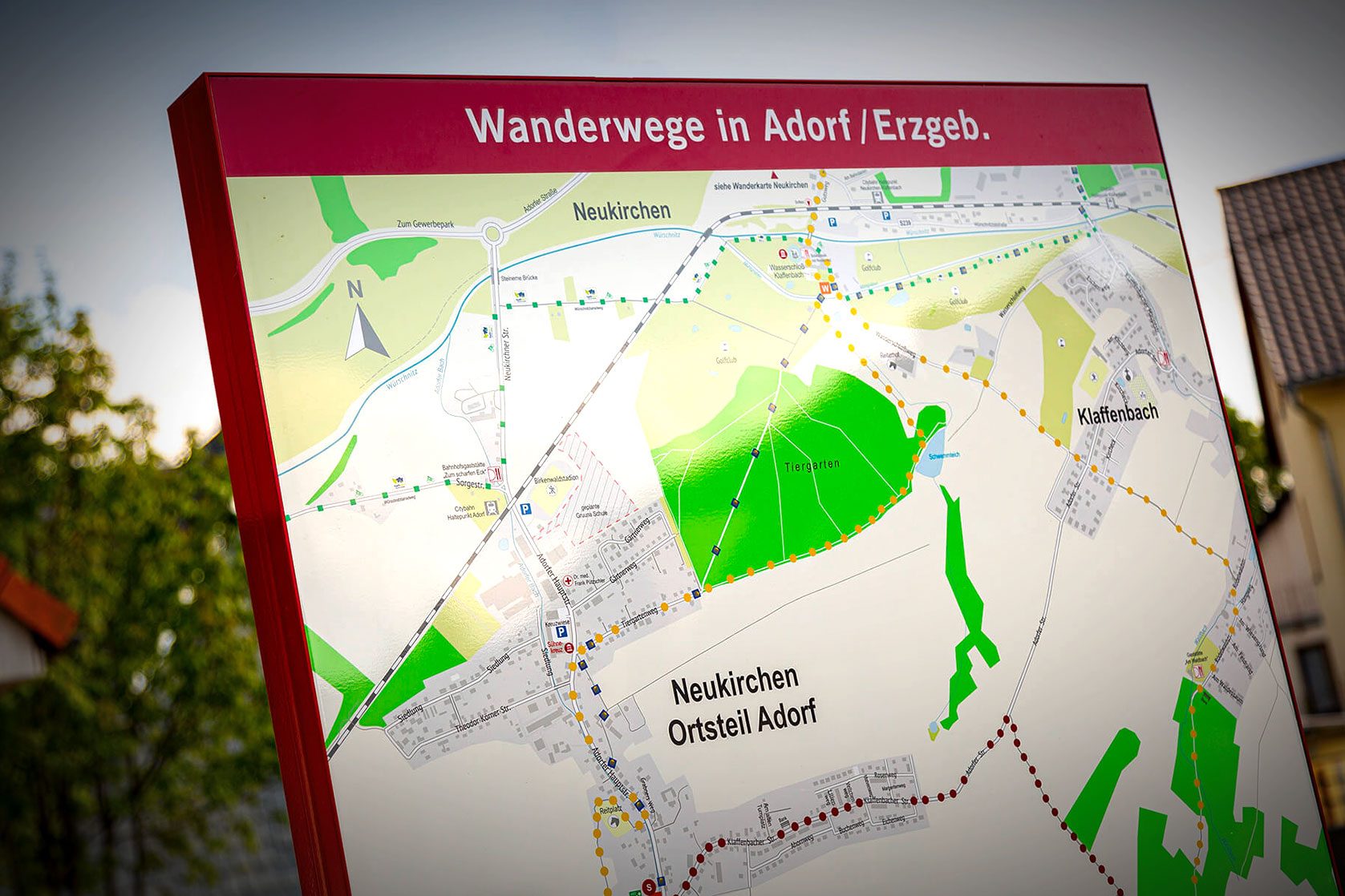Übersichtstafel mit Wanderwegen in Adorf im Erzgebirge