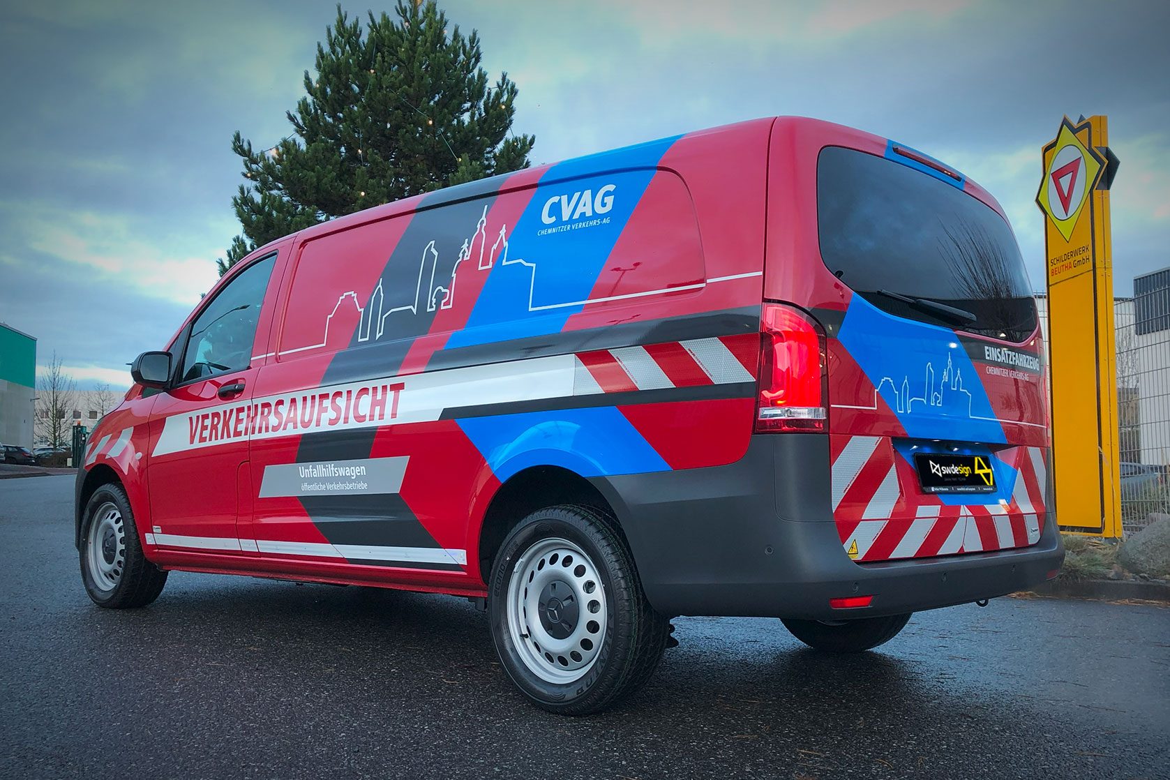 Einsatzfahrzeug der Verkehrsaufsicht Chemnitz mit Skyline-Gestaltung und reflektierenden Elementen.