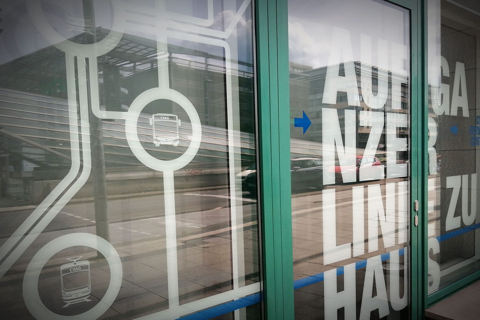 Fensterbeschriftung mit Liniennetz und Piktogrammen der CVAG in Chemnitz