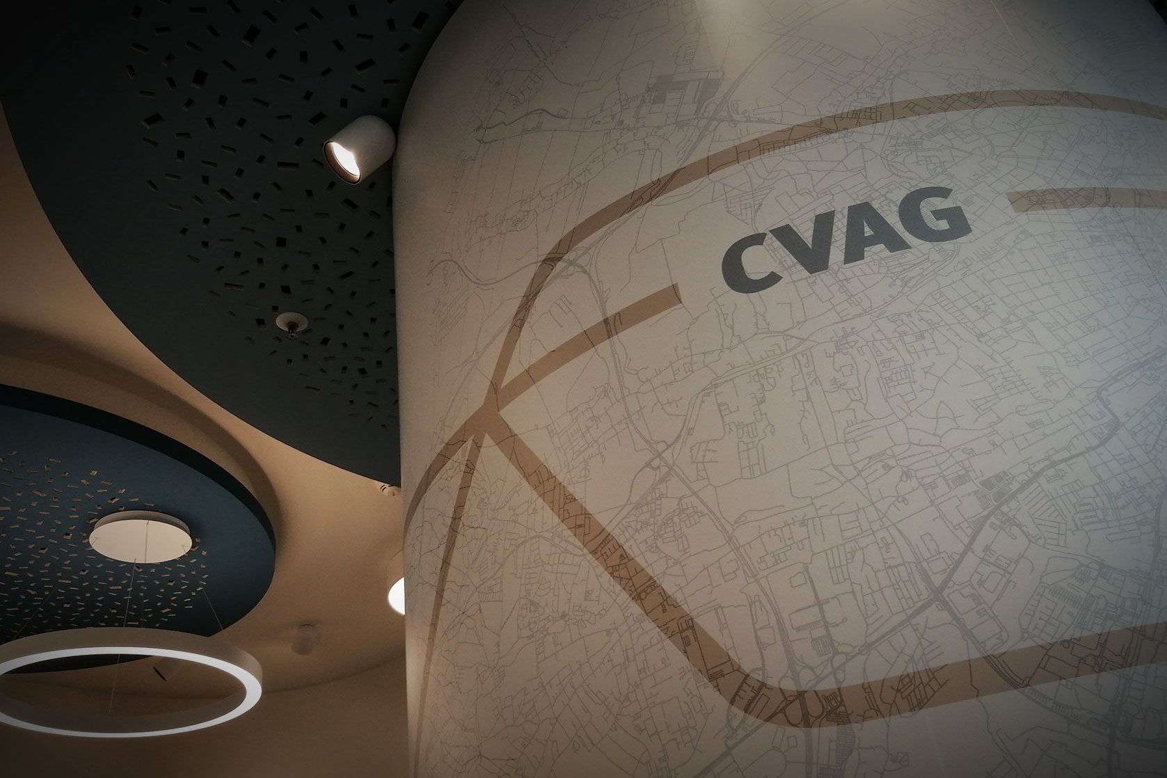 CVAG-Wandgestaltung mit Liniennetzplan im Innenraum