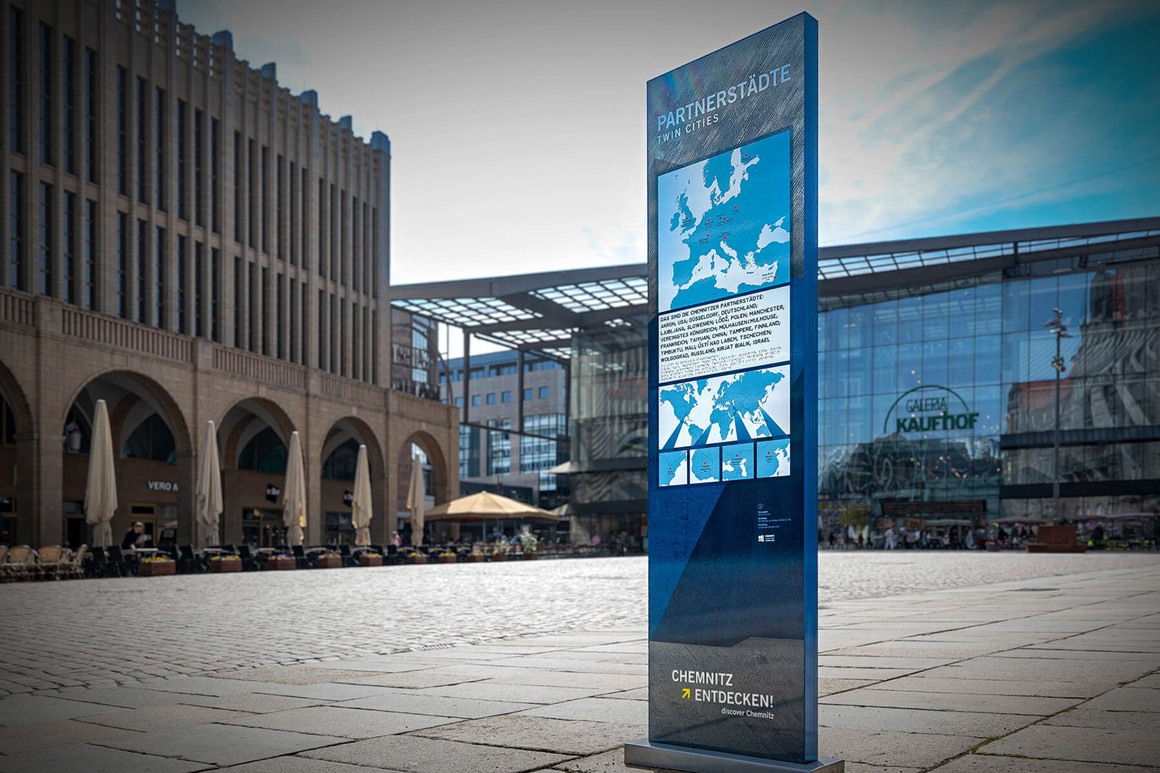 Stele mit Weltkarte und Informationen zu den Partnerstädten von Chemnitz
