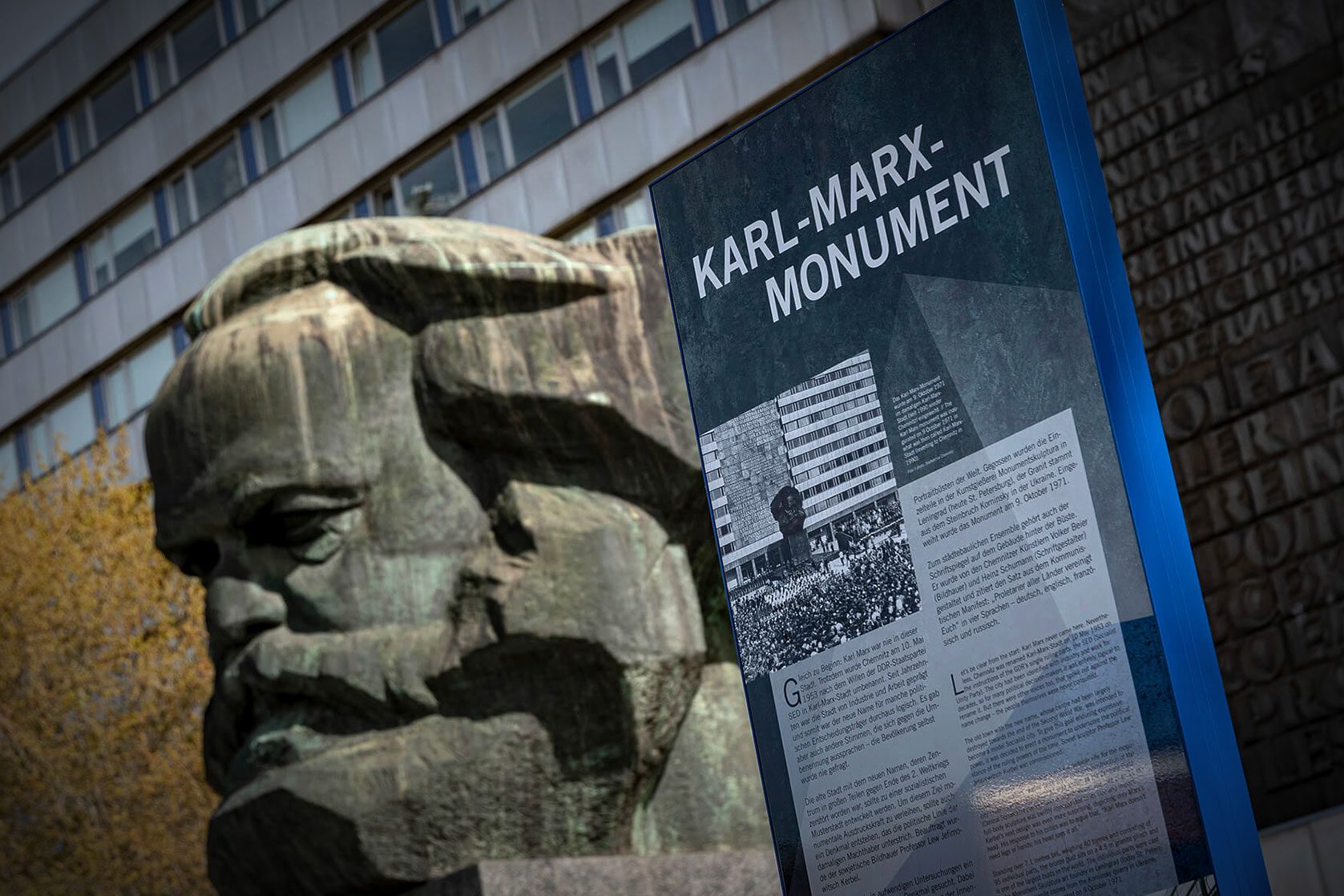 Infostele mit Erläuterung zum Karl-Marx-Monument in Chemnitz