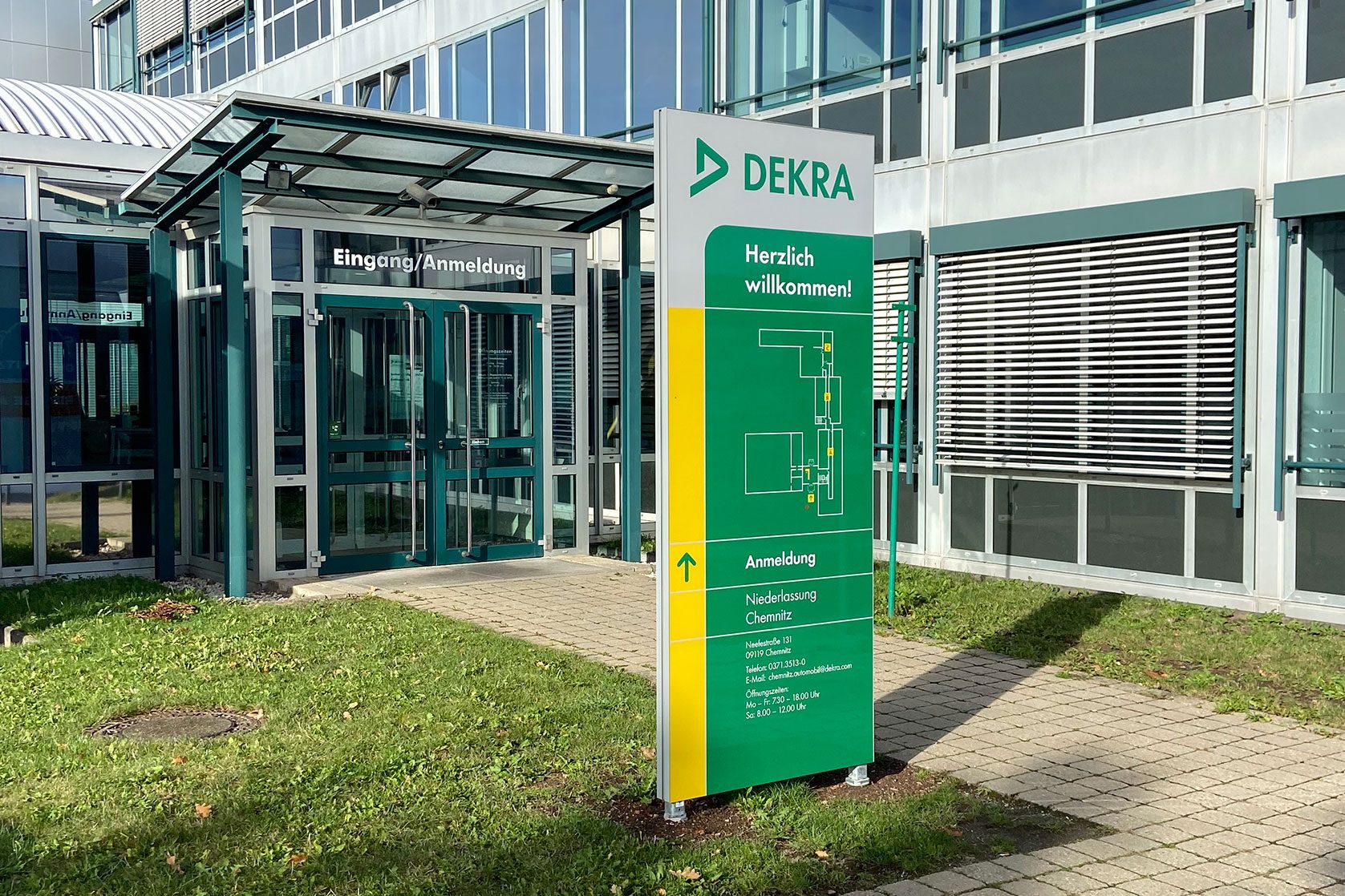 Begrüßungsstele mit Lageplan am Eingang der DEKRA-Niederlassung Chemnitz