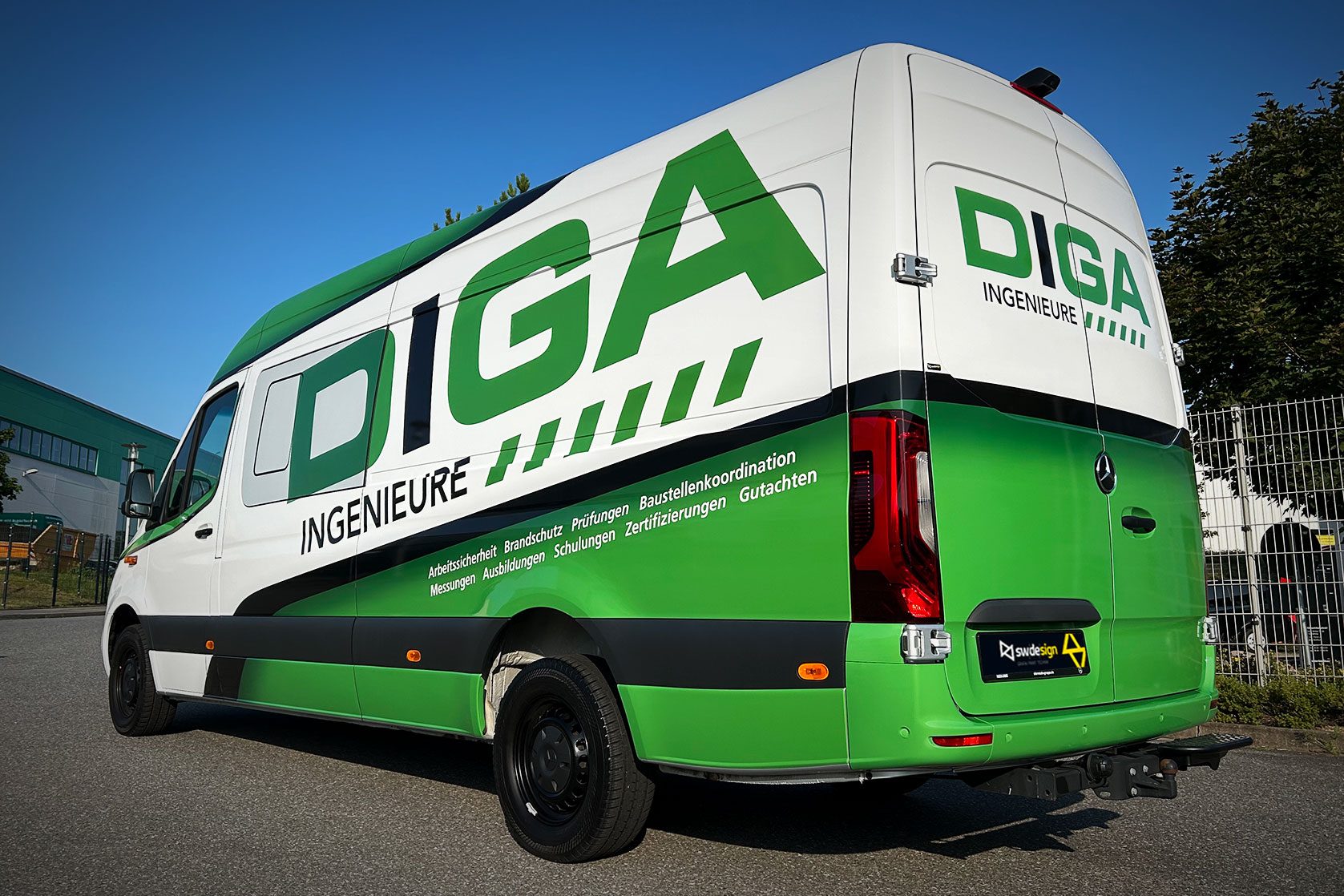 Mercedes Sprinter der DIGA Ingenieure mit auffälligem Grün-Weiß-Schwarz Design und Leistungsübersicht.