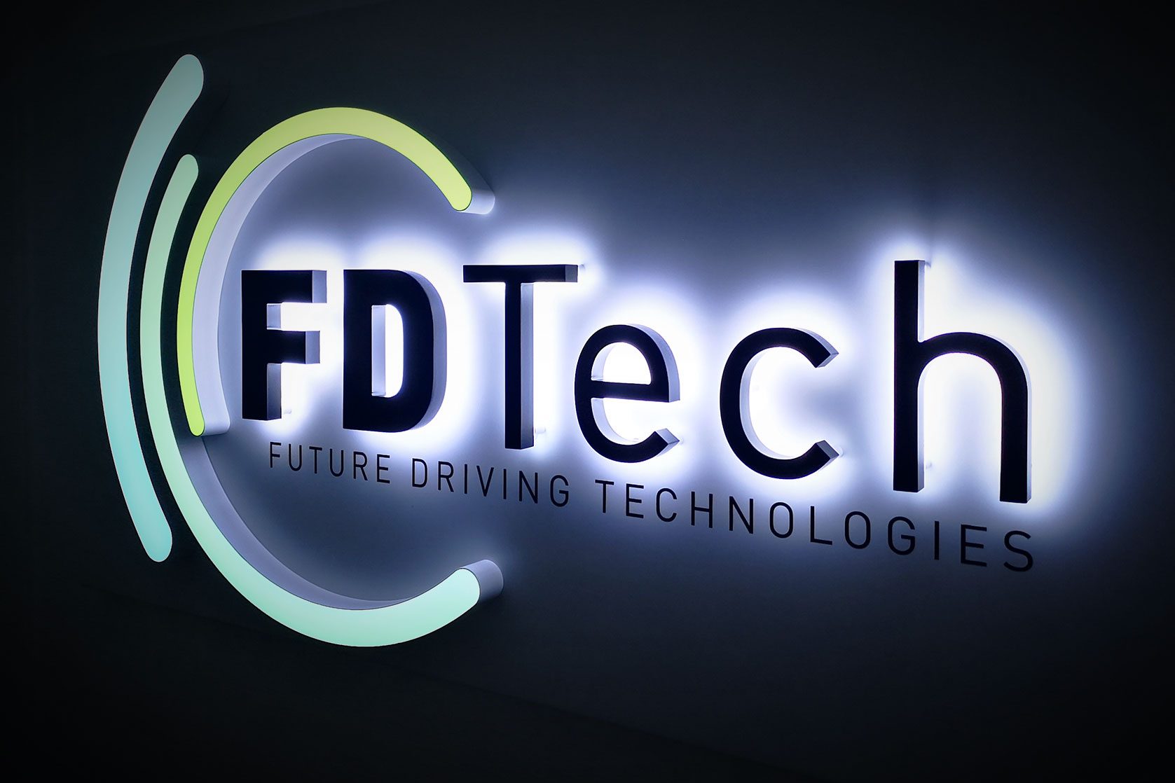 Leuchtbuchstaben „FDTech – Future Driving Technologies“ mit Lichtkontur