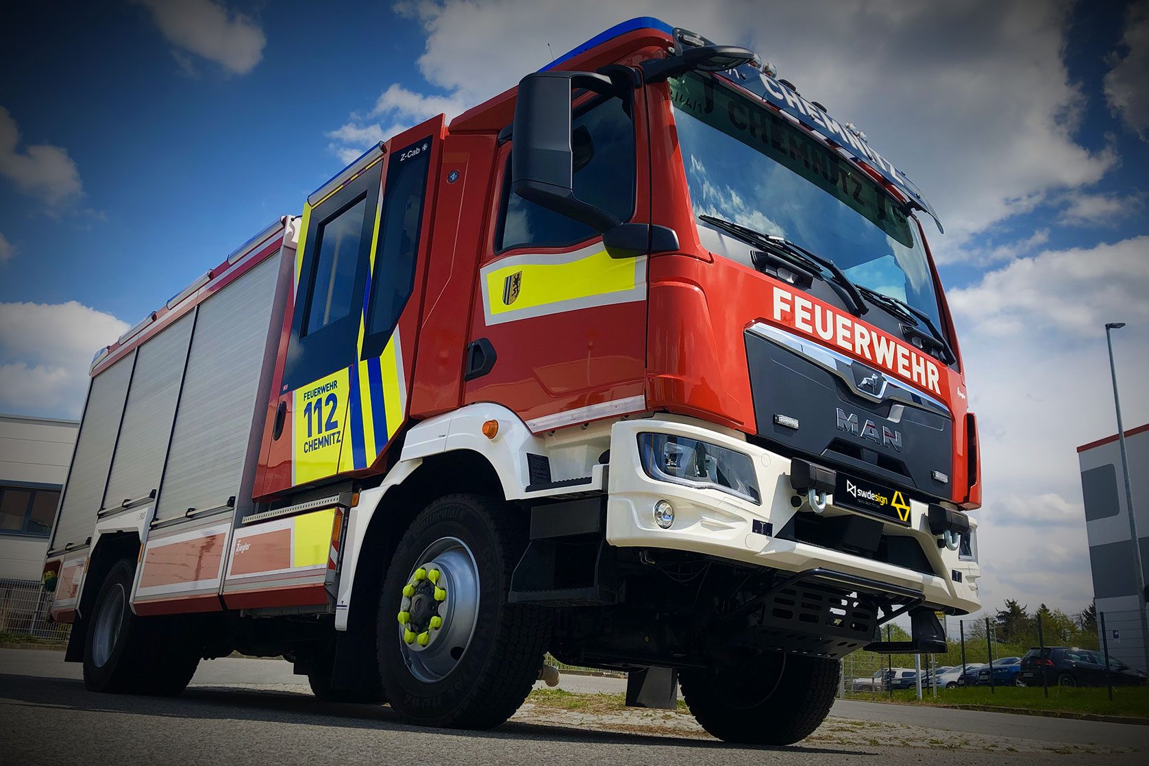 Feuerwehrfahrzeug Chemnitz mit rotem Aufbau und weißem Schriftzug