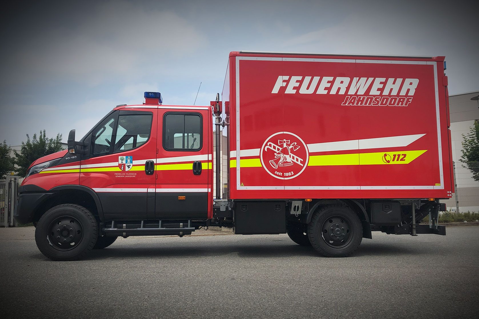 Gerätewagen der Feuerwehr Jahnsdorf mit Logo und gelben Streifen
