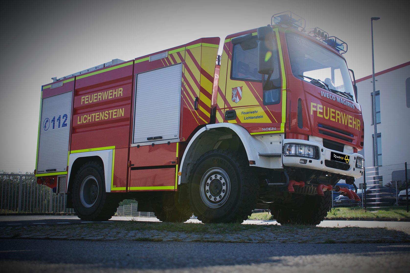 Großes Feuerwehrlöschfahrzeug IVECO der Feuerwehr Lichtenstein mit reflektierender Folienbeklebung.