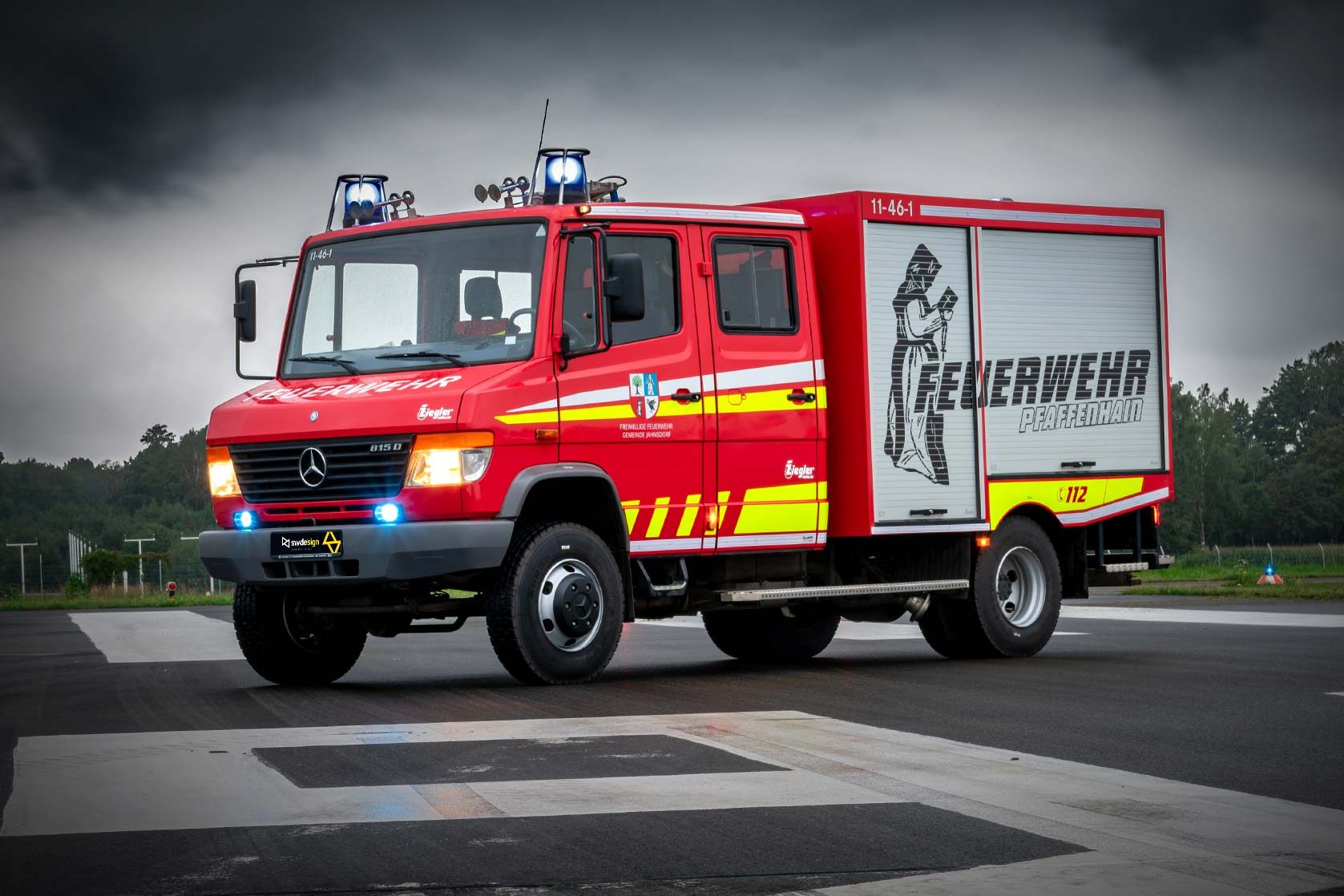 Feuerwehrfahrzeug der Feuerwehr Pfaffenhain mit individueller Fahrzeugbeschriftung und reflektierender Folierung von SW/DE/SIGN auf einem Mercedes-Benz 815 D