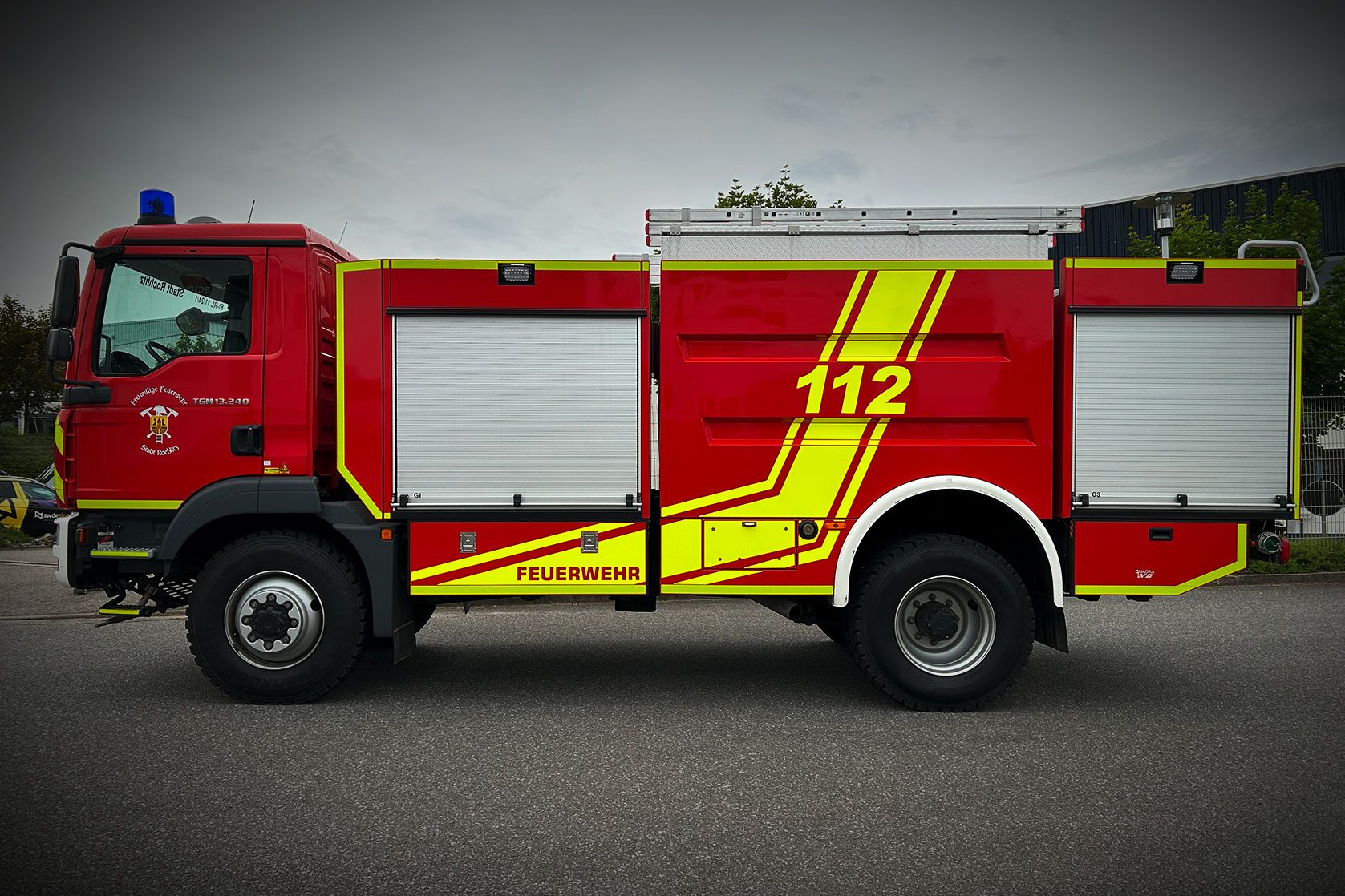TLF 3000 Feuerwehrfahrzeug "refurbished" mit gelber 112-Markierung und diagonalem Design.