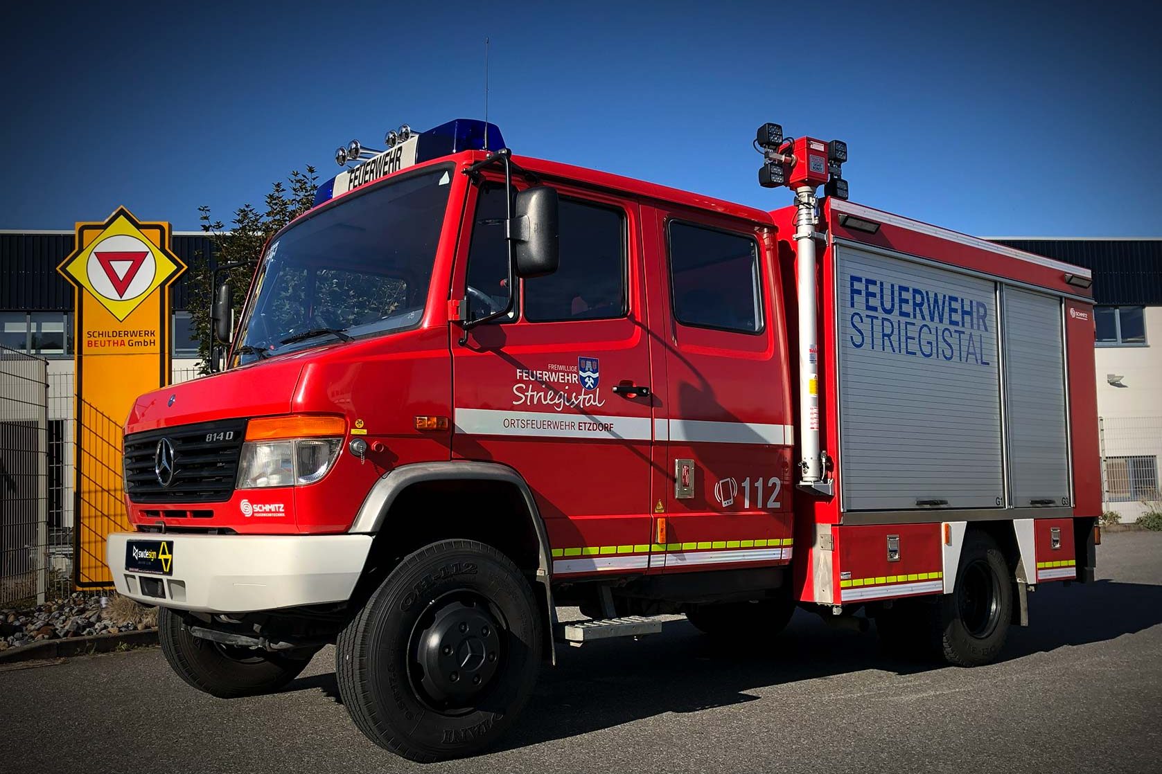 Feuerwehrfahrzeug Mercedes 814 D der Ortsfeuerwehr Etzdorf mit neuer Beschriftung vor dem Schilderwerk Beutha.