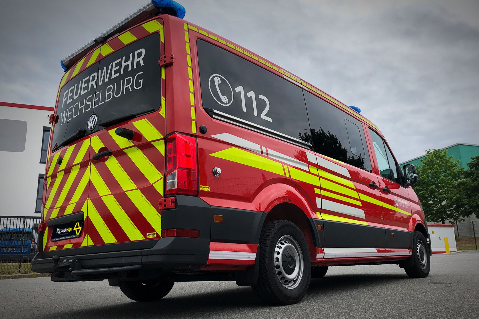 Feuerwehrfahrzeug der Feuerwehr Wechselburg mit auffälliger Heckwarnmarkierung und reflektierenden Folienelementen.