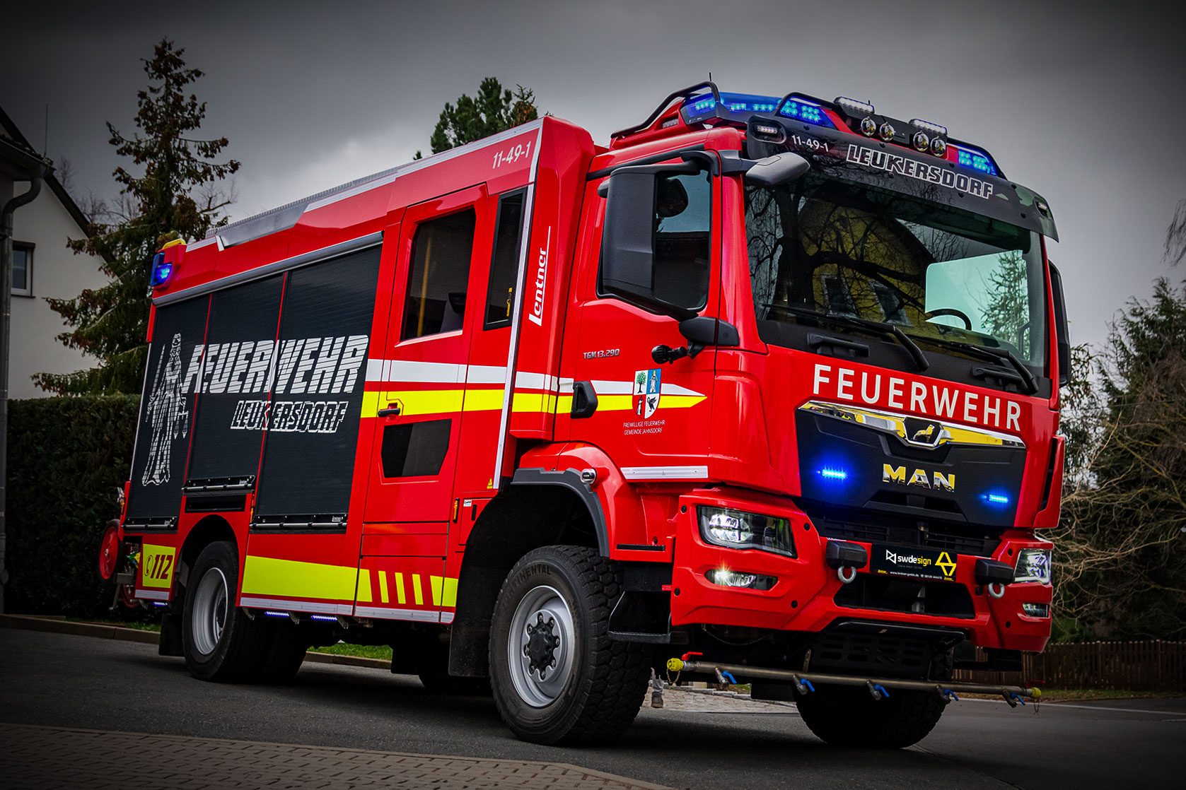 Großes Feuerwehrfahrzeug der Feuerwehr Leukersdorf mit reflektierender Folierung