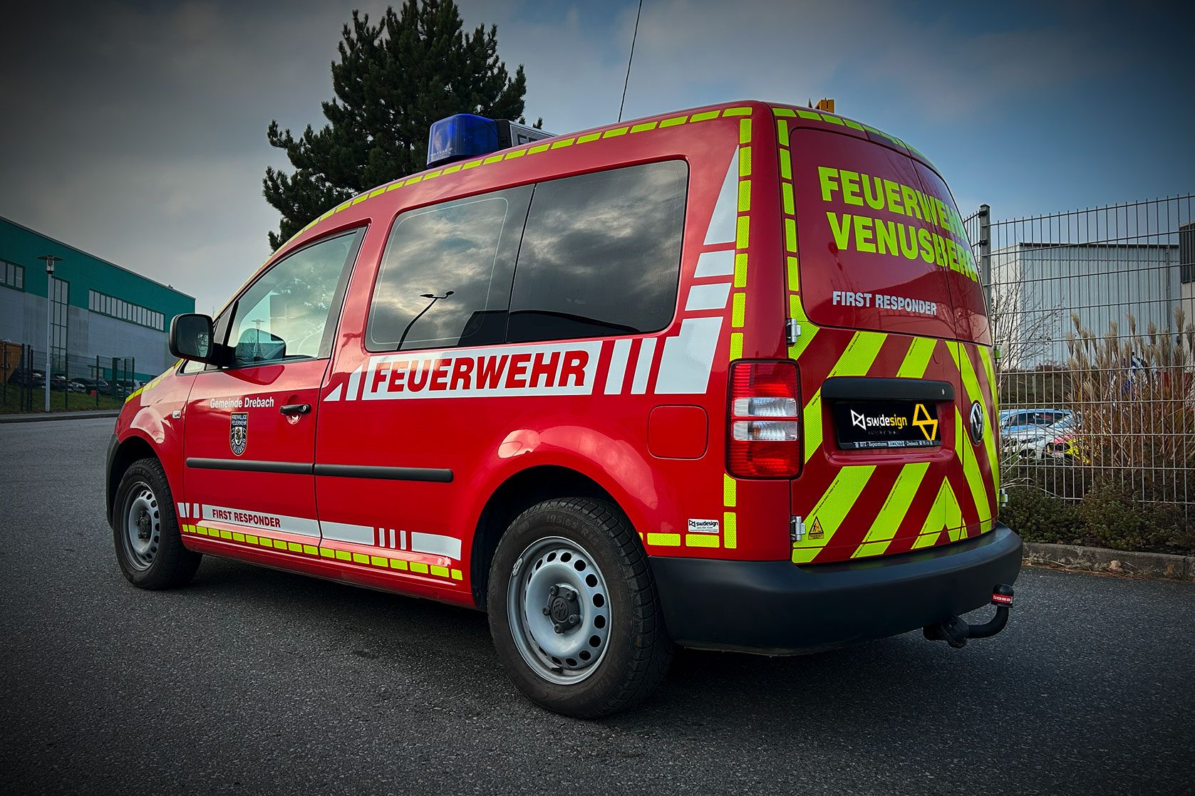 Kompaktes Einsatzfahrzeug mit Heckwarnmarkierung und First-Responder-Beschriftung der Feuerwehr Venusberg.