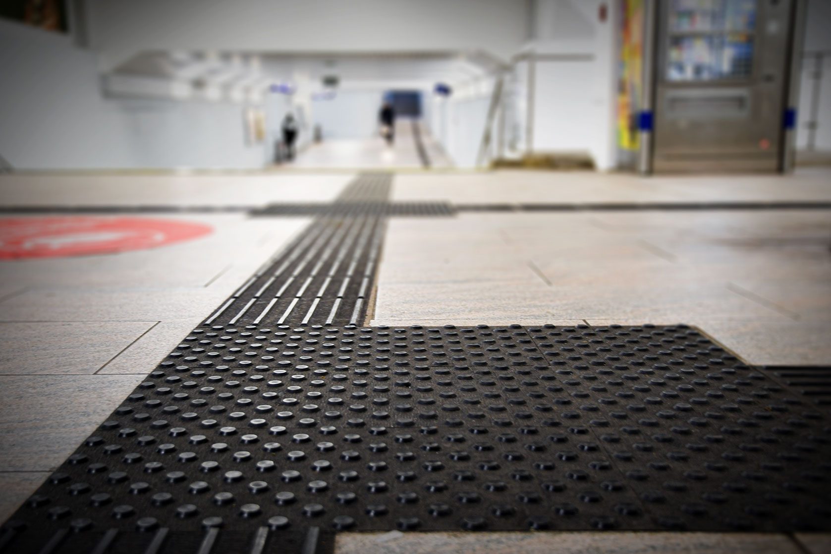 Taktiles Bodenleitsystem für Blinde im Bahnhof