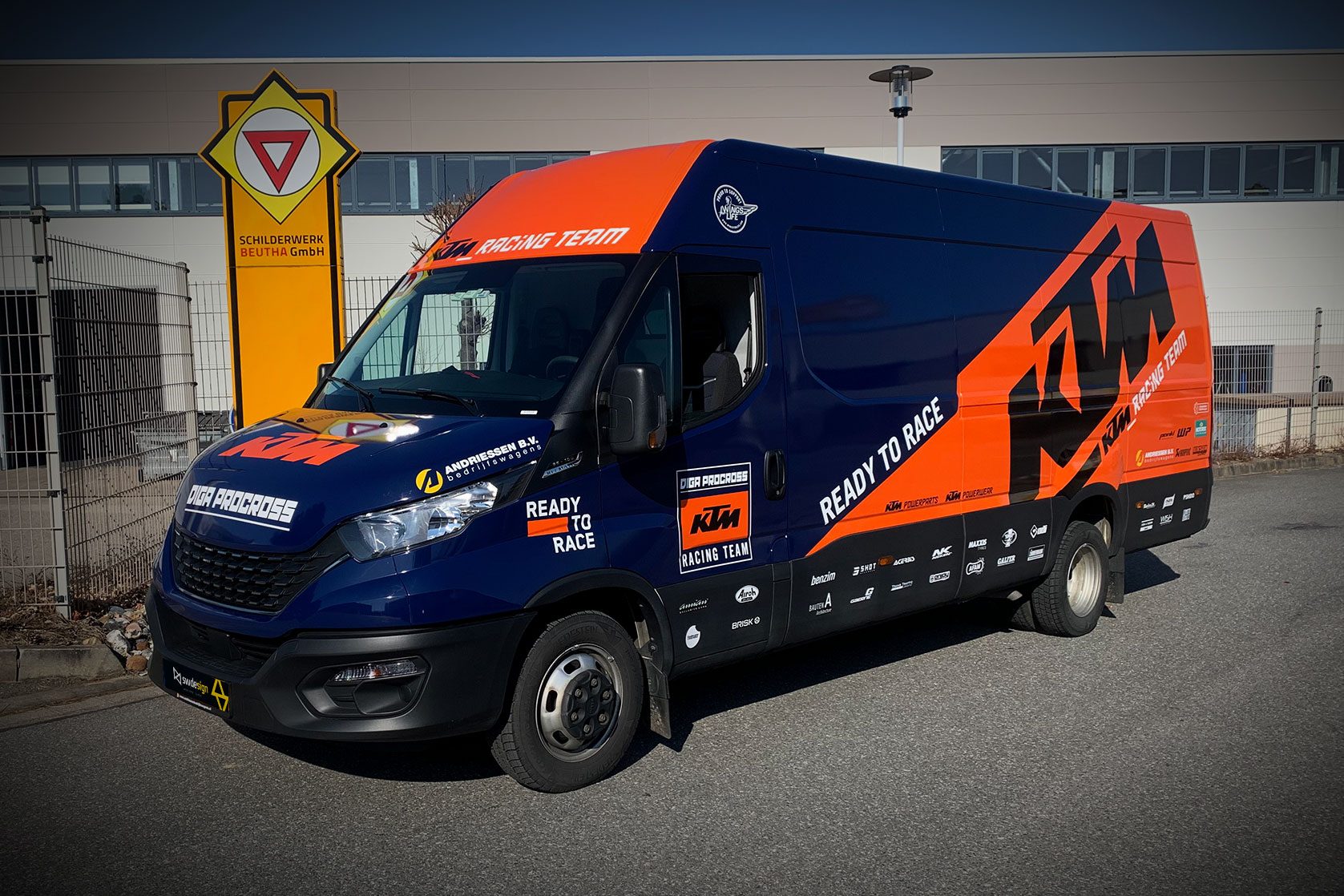 Racing-Transporter mit KTM Folierung in Orange und Dunkelblau