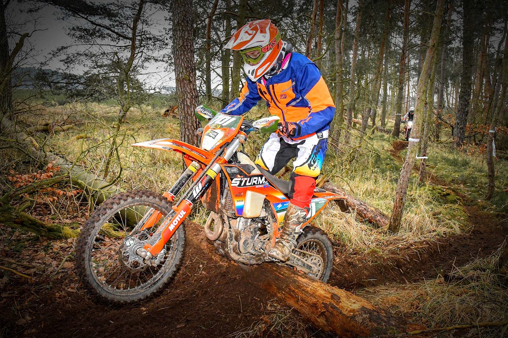 Enduro-Fahrer mit STURM Racing Bike beim Offroad-Wettkampf im Wald.