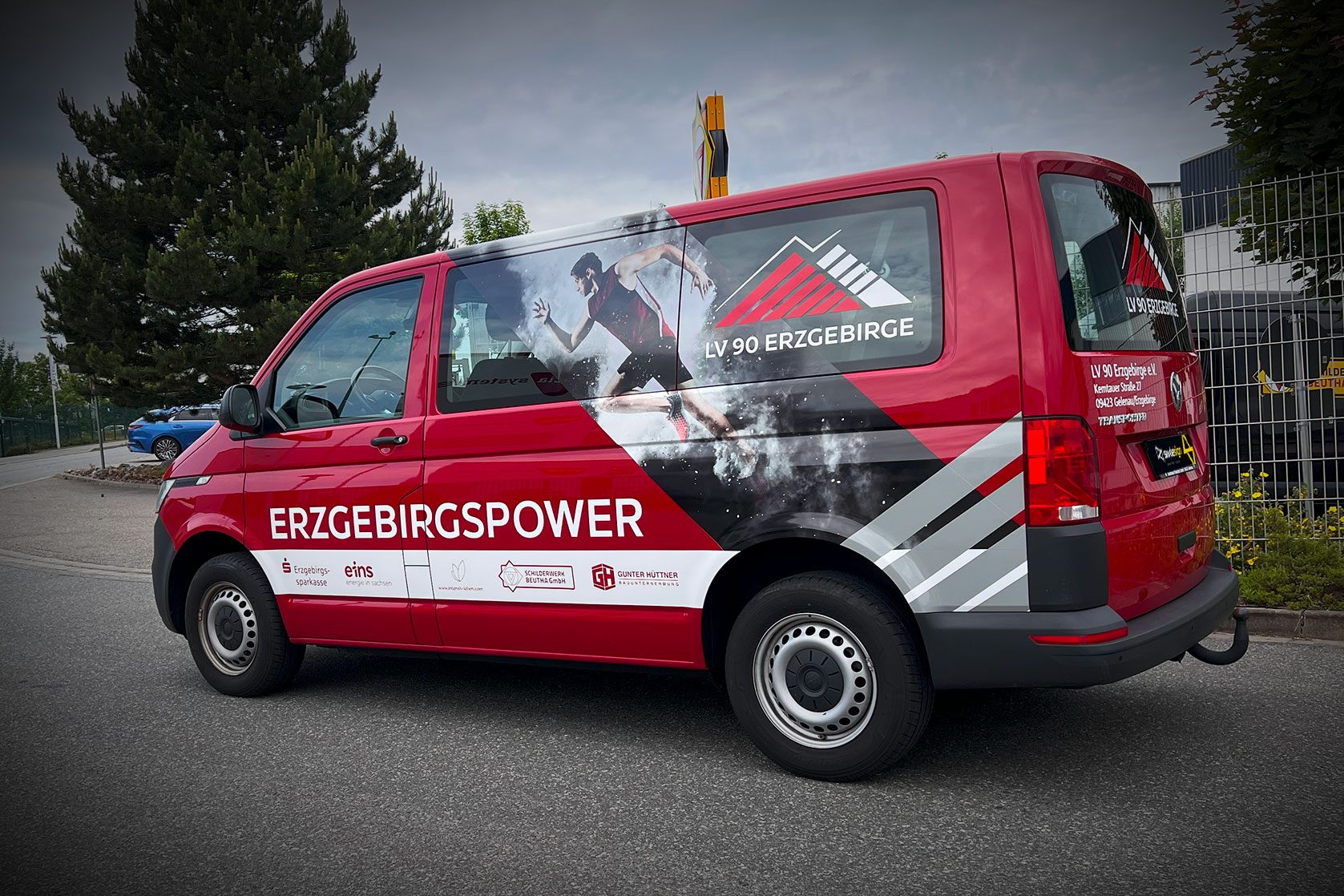 Vereinsfahrzeug des LV 90 Erzgebirge mit sportlicher Folierung und Sponsorenlogos.