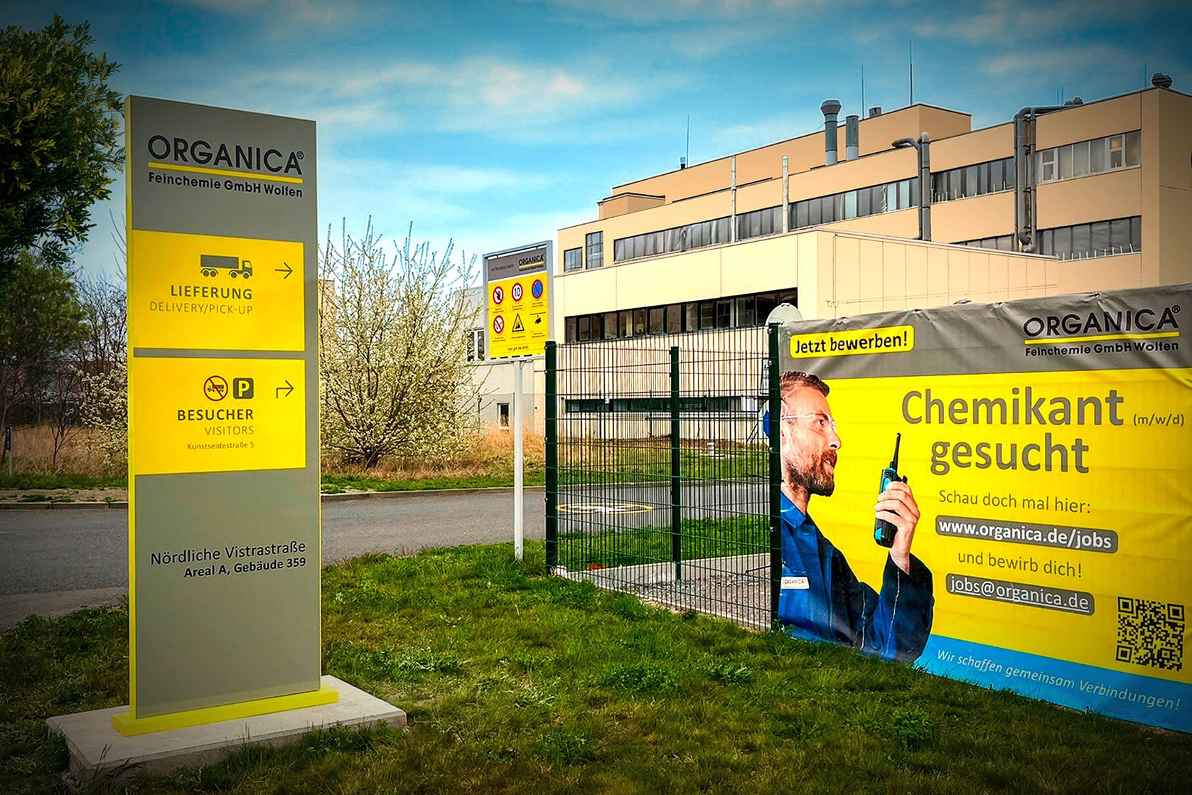 Firmenschild und Recruiting-Banner vor dem Gebäude der Organica GmbH