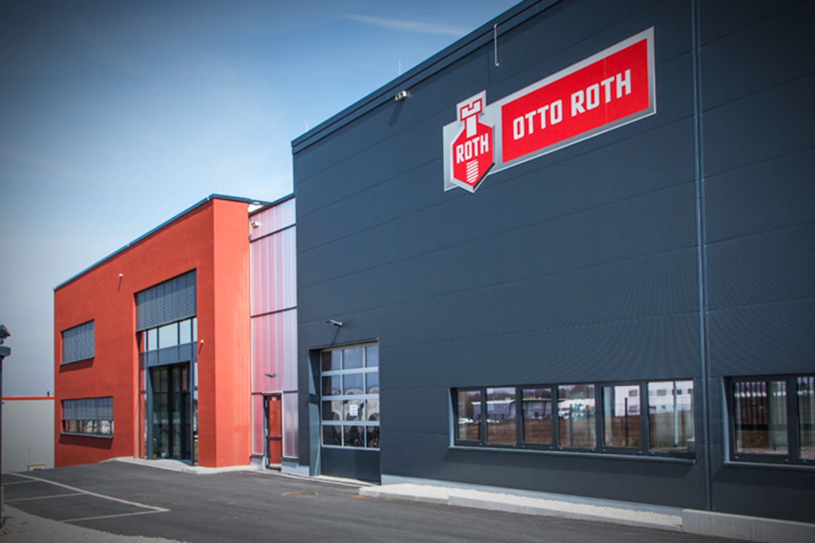 Firmengebäude von OTTO ROTH mit großer Fassadenbeschriftung