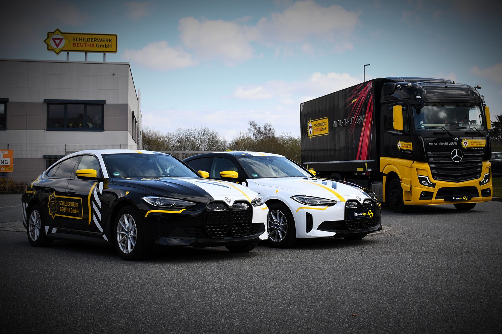 Zwei BMW i4 und ein LKW im Zwo-Face Look mit Branding der Schilderwerk Beutha GmbH