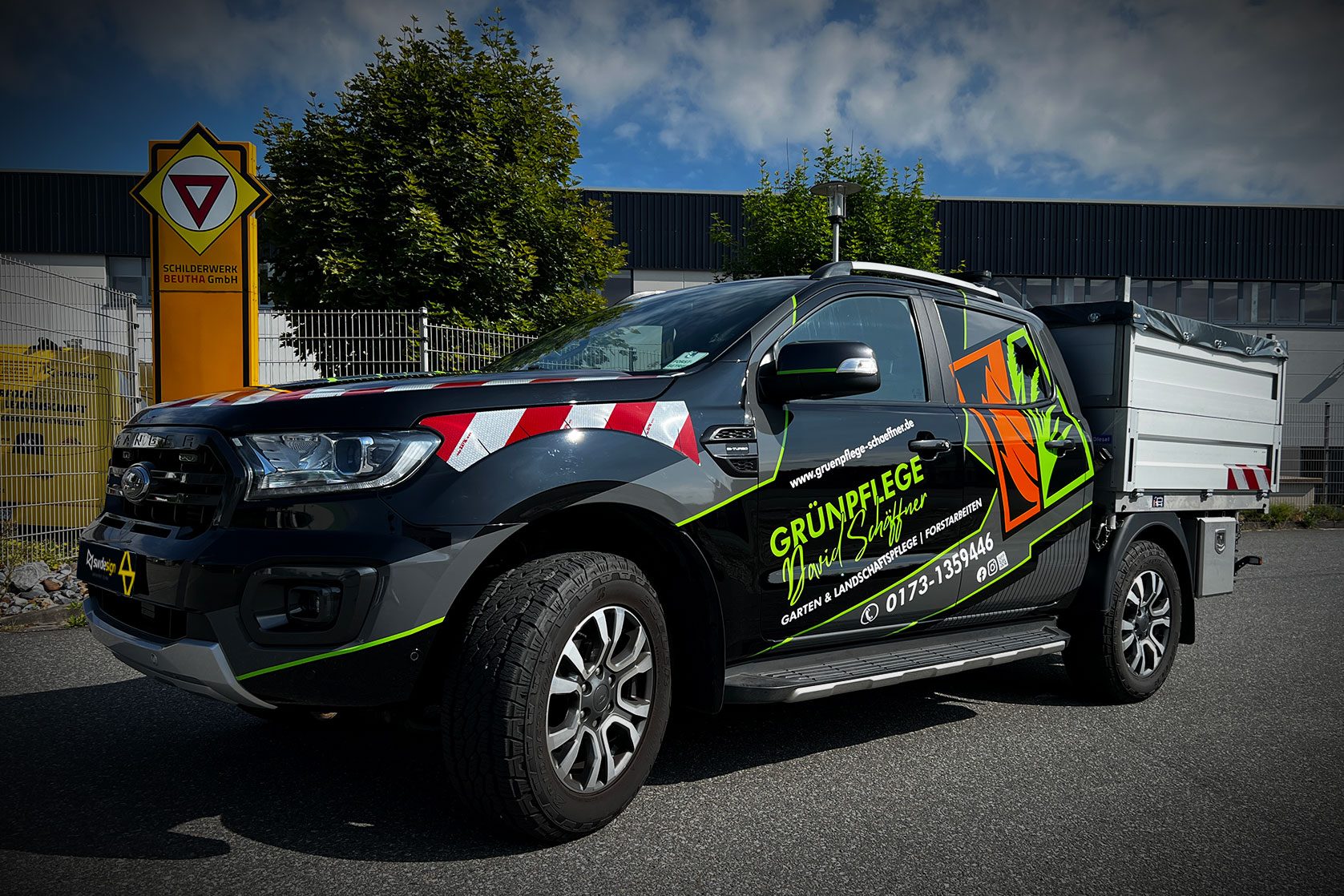 Ford Ranger mit individueller Fahrzeugbeklebung für Garten- und Landschaftspflege Schäffner.
