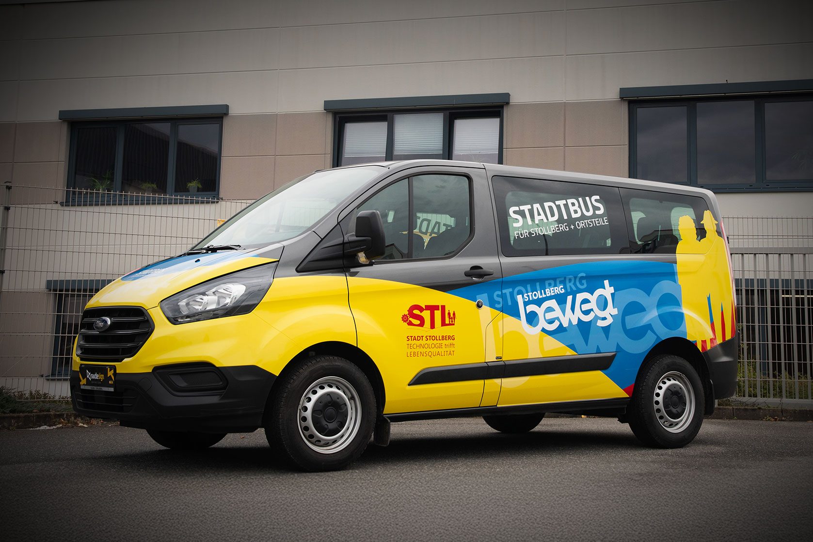 Gelb-blauer Stadtbus mit Gestaltung für die Stadt Stollberg