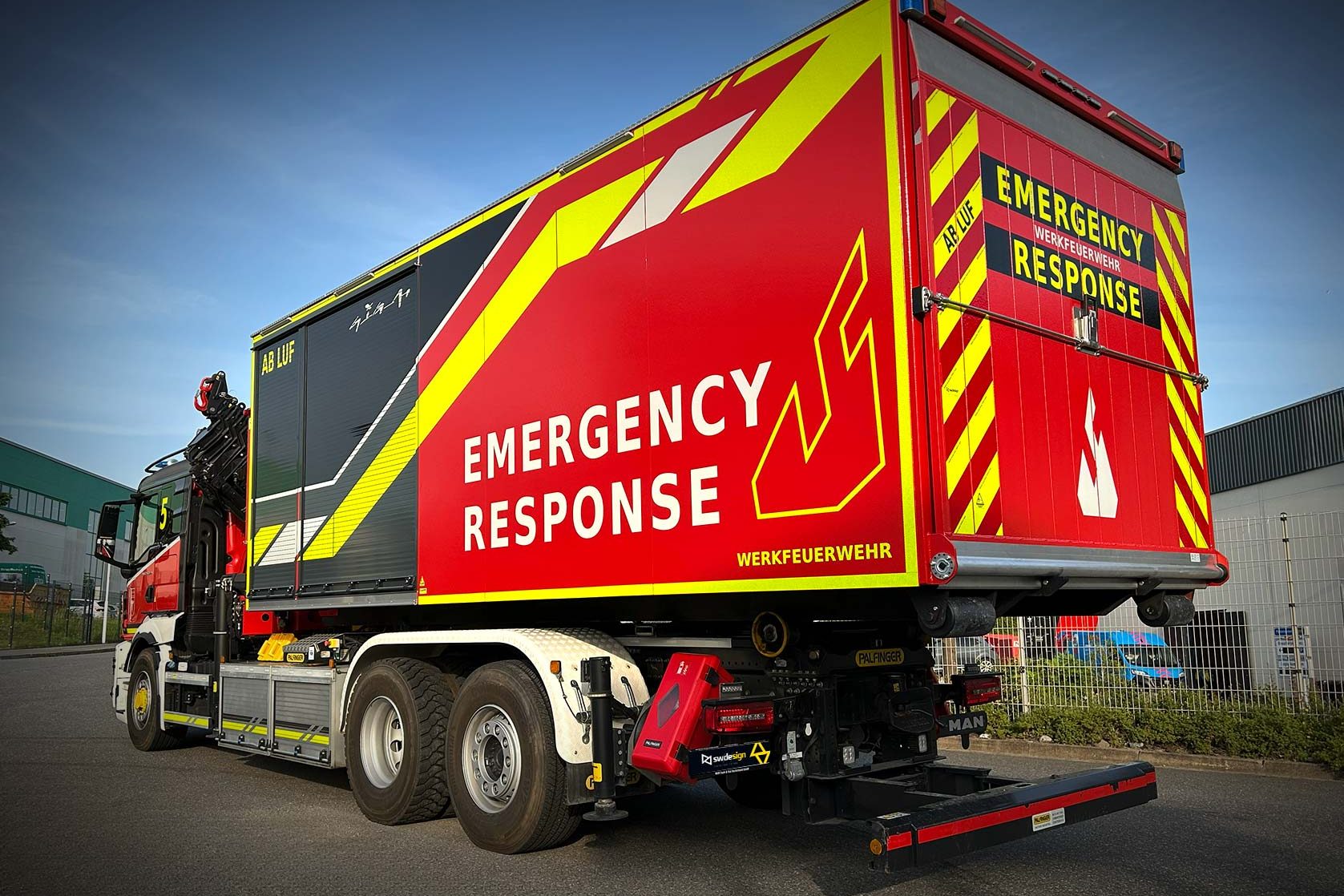 Schweres Einsatzfahrzeug mit Container „EMERGENCY RESPONSE“ für Werkfeuerwehreinsätze.