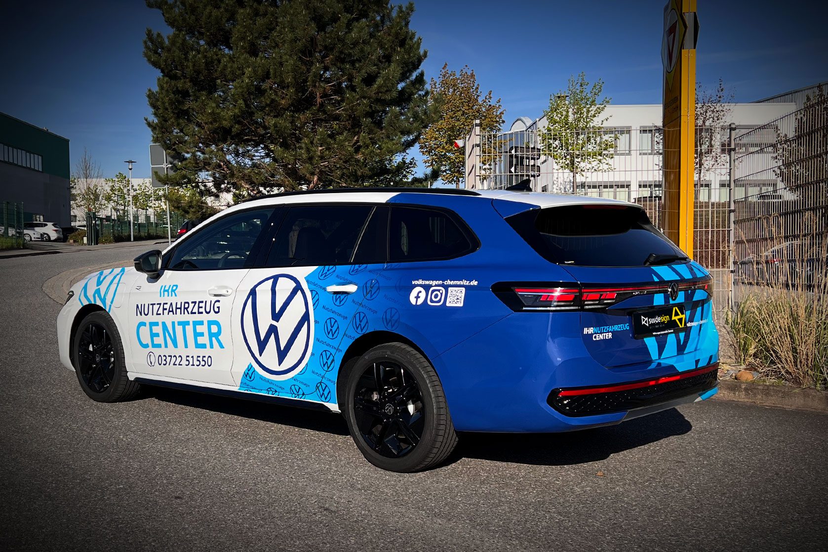 Volkswagen Passat mit auffälliger blauer Fahrzeugfolierung und Schriftzug „Ihr Nutzfahrzeug-Center“, umgesetzt von SW/DE/SIGN.