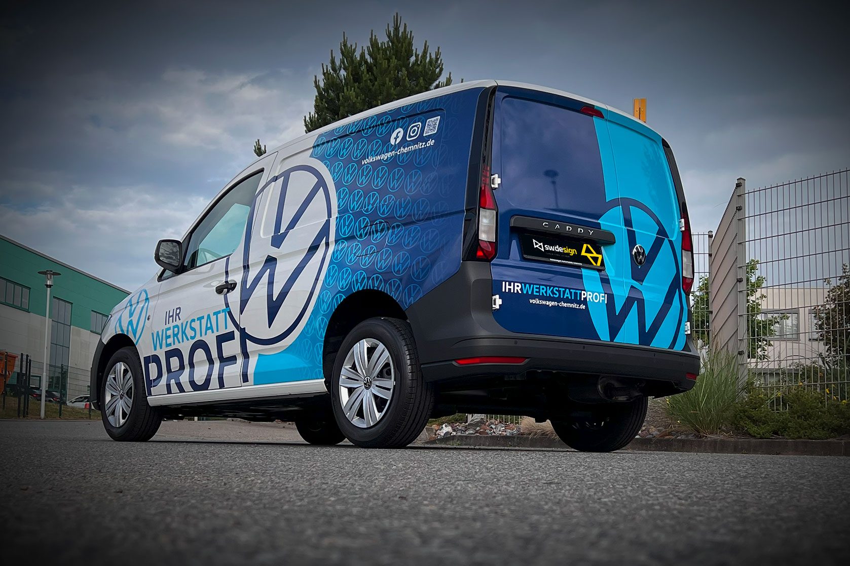 Volkswagen Caddy mit blauer Vollfolierung und Schriftzug „Ihr Werkstattprofi“, gestaltet von sw/de/sign.
