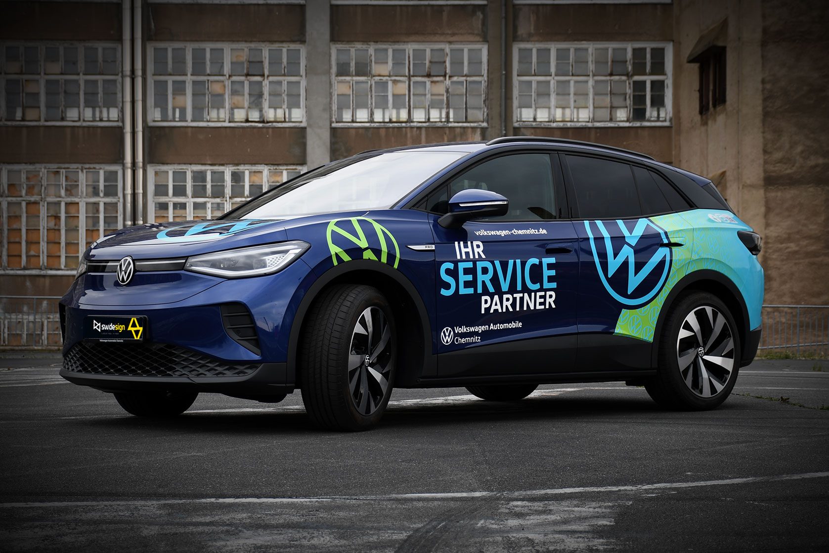 VW ID.4 mit auffälliger Servicefahrzeug-Beschriftung von sw/de/sign