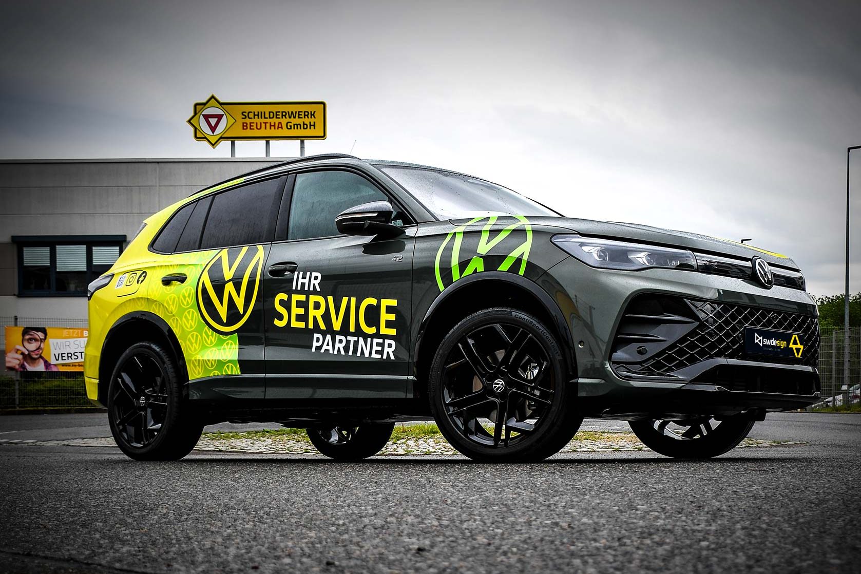 Volkswagen Servicefahrzeug mit individueller Fahrzeugbeschriftung vor dem Gebäude der Schilderwerk Beutha GmbH.