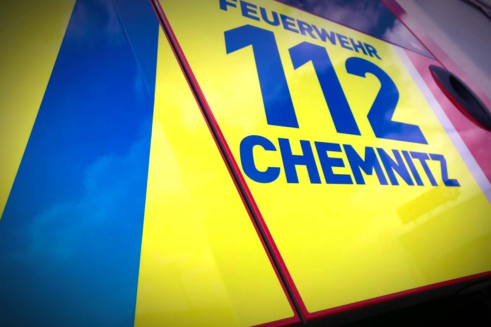 Detailaufnahme der Fahrzeugbeklebung mit „Feuerwehr 112 Chemnitz“ in reflektierender Folie.