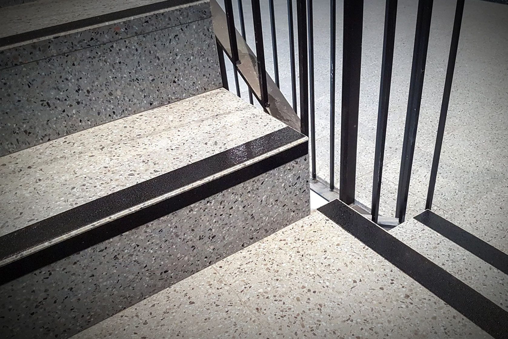 Rutschfeste Treppenstufen mit schwarzer barrierefreier Markierung in einem modernen Gebäude